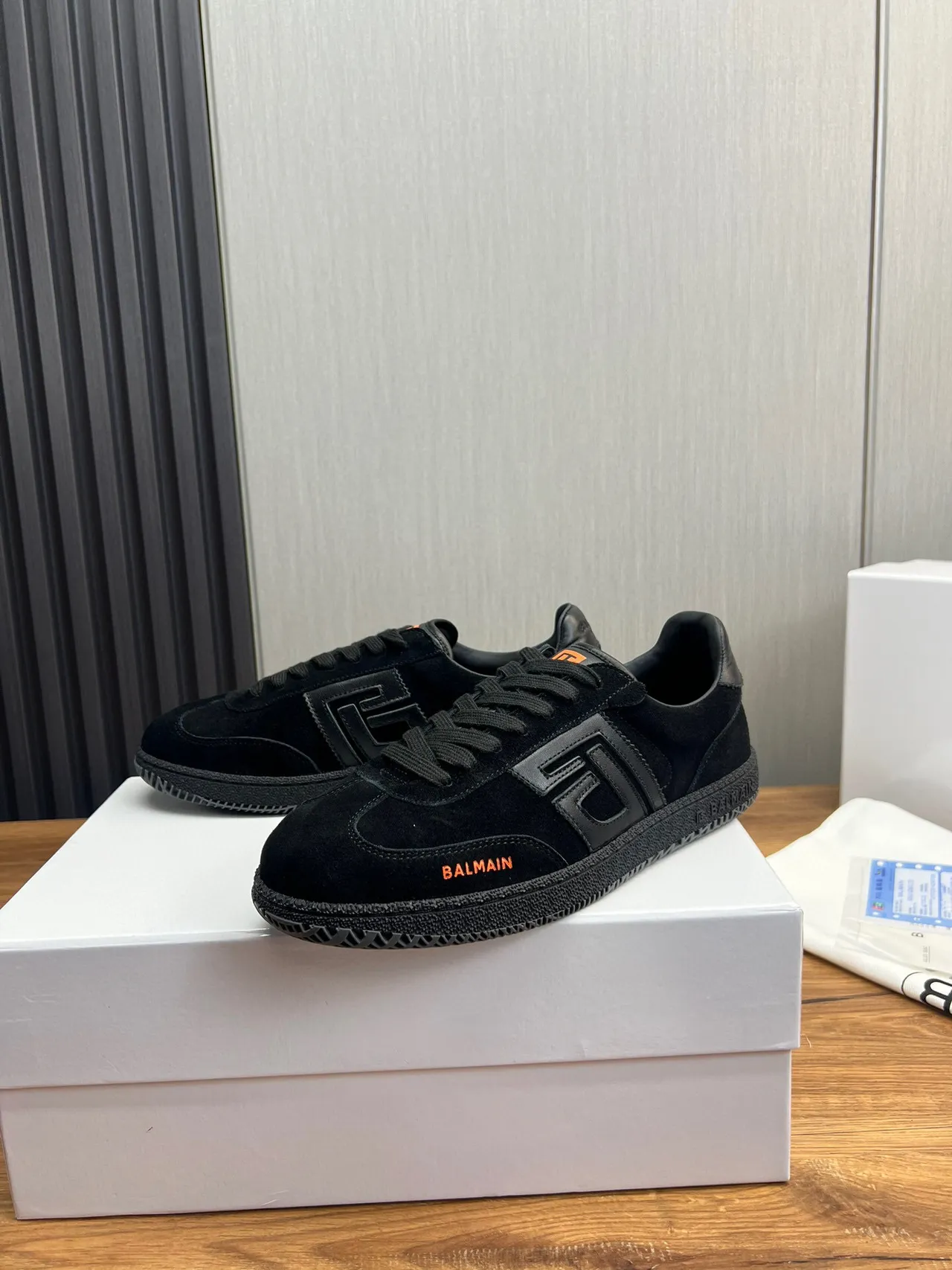 Balmain B-Court Chaussures Lifestyle en Suédé Noir avec Logo Orange 3