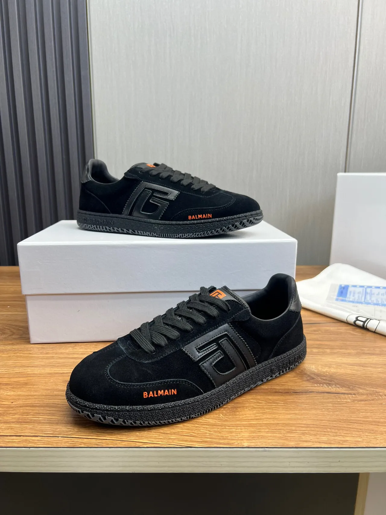 Balmain B-Court Chaussures Lifestyle en Suédé Noir avec Logo Orange 4