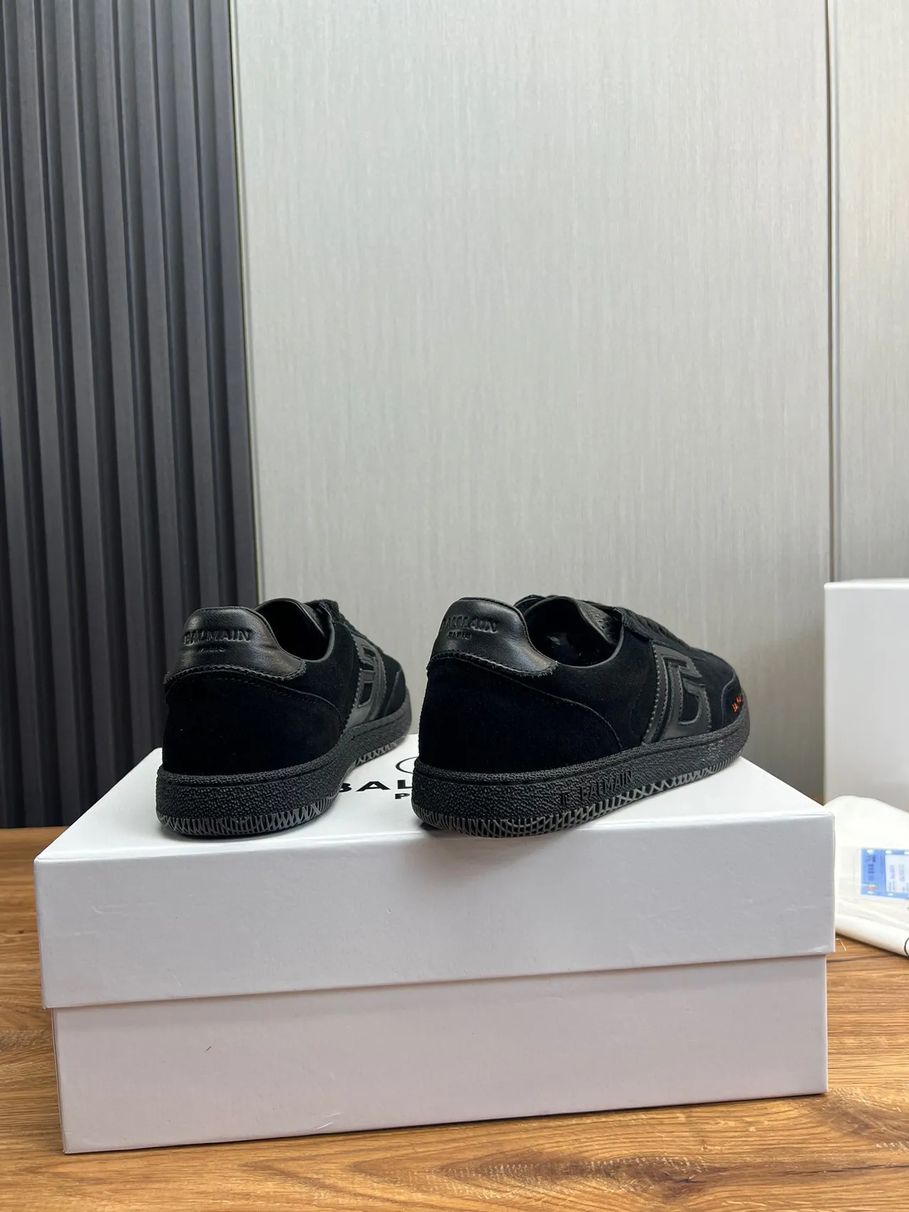 Balmain B-Court Chaussures Lifestyle en Suédé Noir avec Logo Orange 5