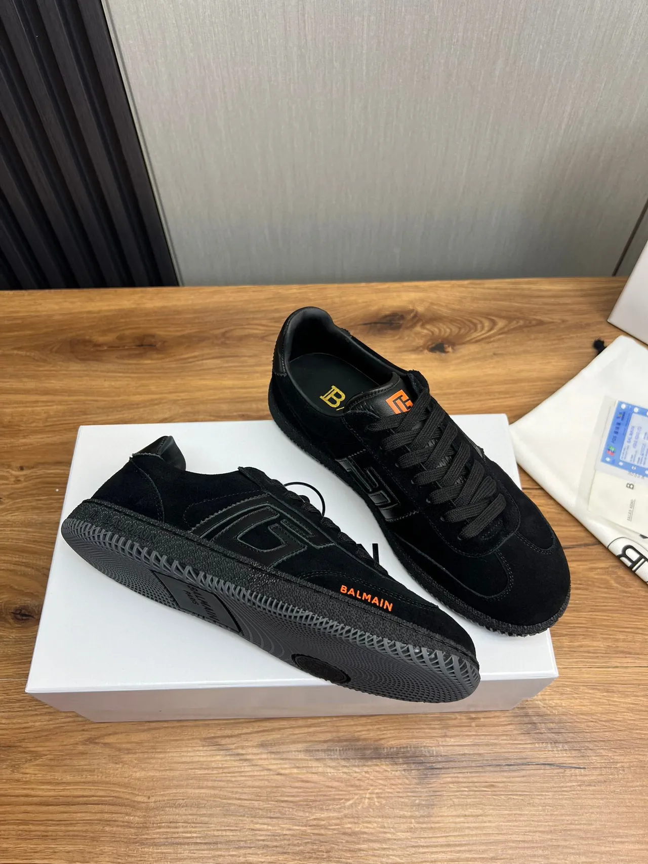 Balmain B-Court Chaussures Lifestyle en Suédé Noir avec Logo Orange 6