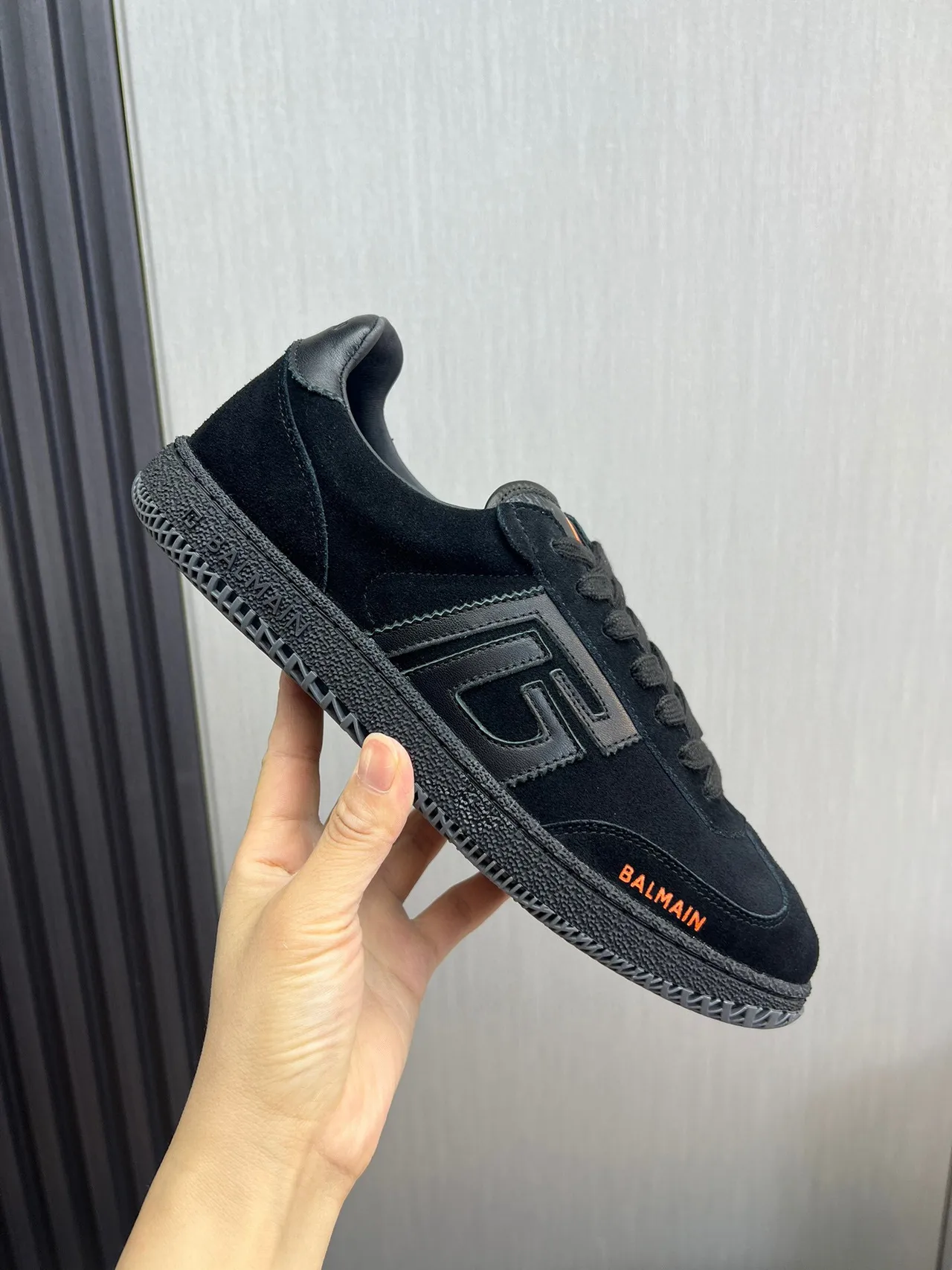 Balmain B-Court Chaussures Lifestyle en Suédé Noir avec Logo Orange 7