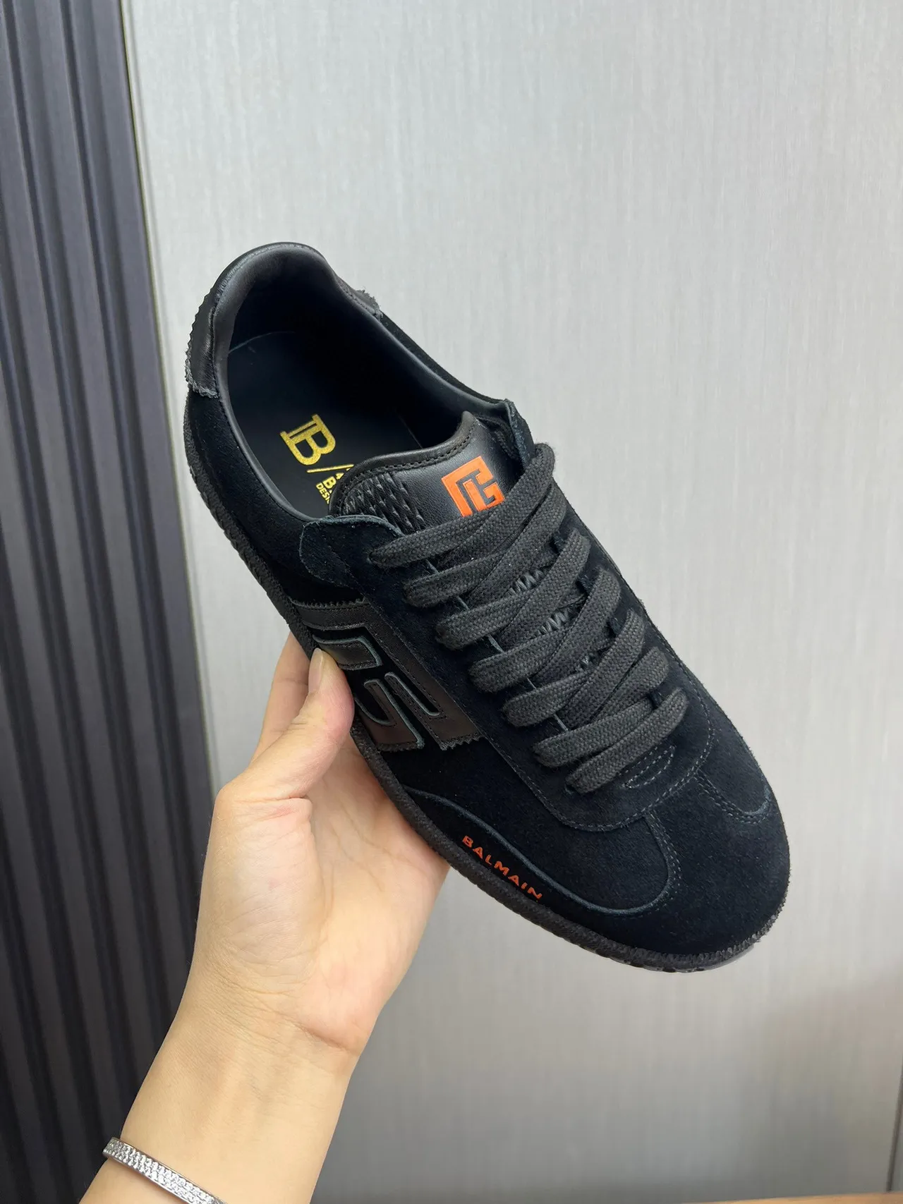 Balmain B-Court Chaussures Lifestyle en Suédé Noir avec Logo Orange 8