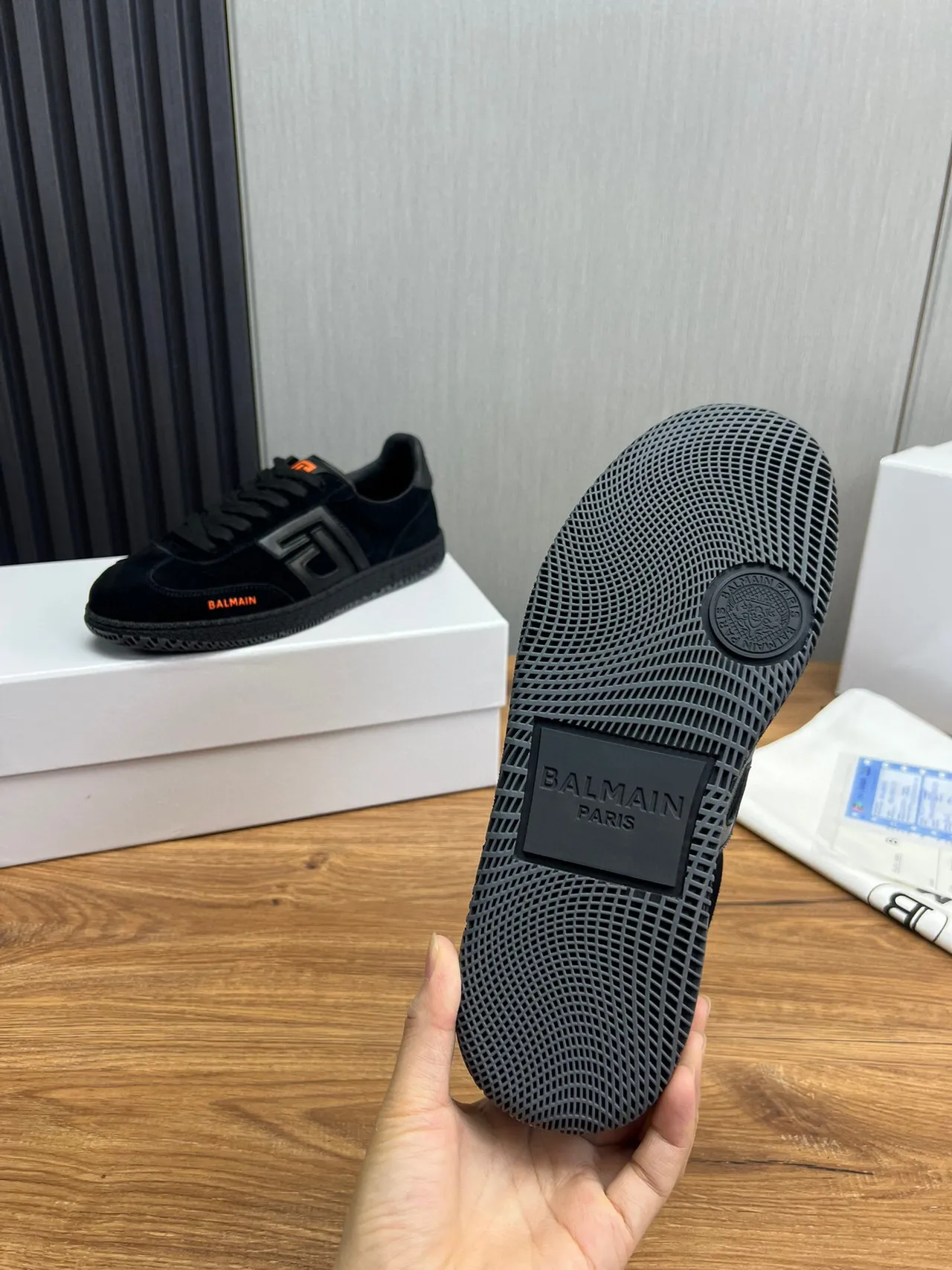 Balmain B-Court Chaussures Lifestyle en Suédé Noir avec Logo Orange 9