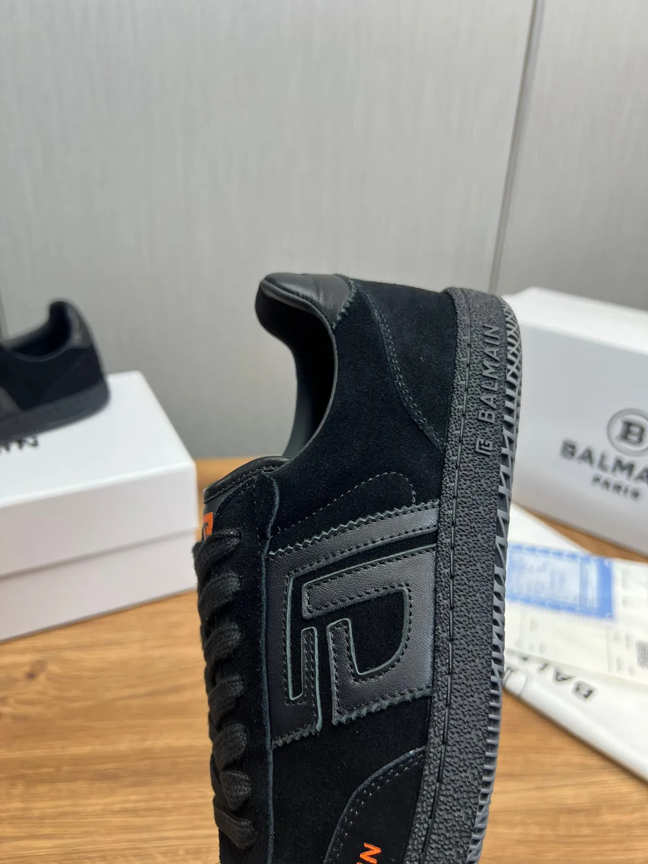 Balmain B-Court Chaussures Lifestyle en Suédé Noir avec Logo Orange 10