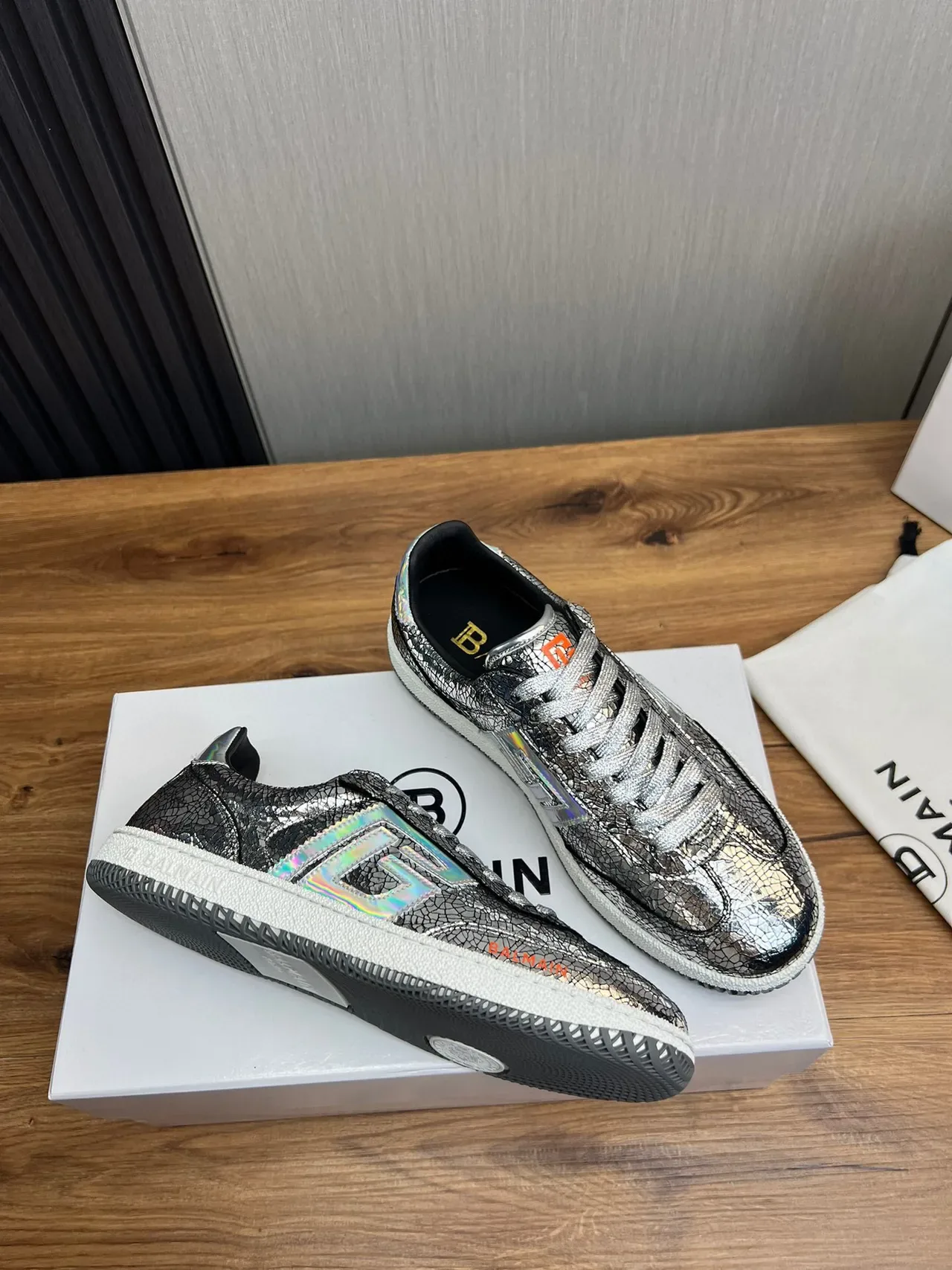 Balmain B-Court ফাটা ধাতব রূপালী হোলোগ্রাফিক লাইফস্টাইল স্নিকার্স 4