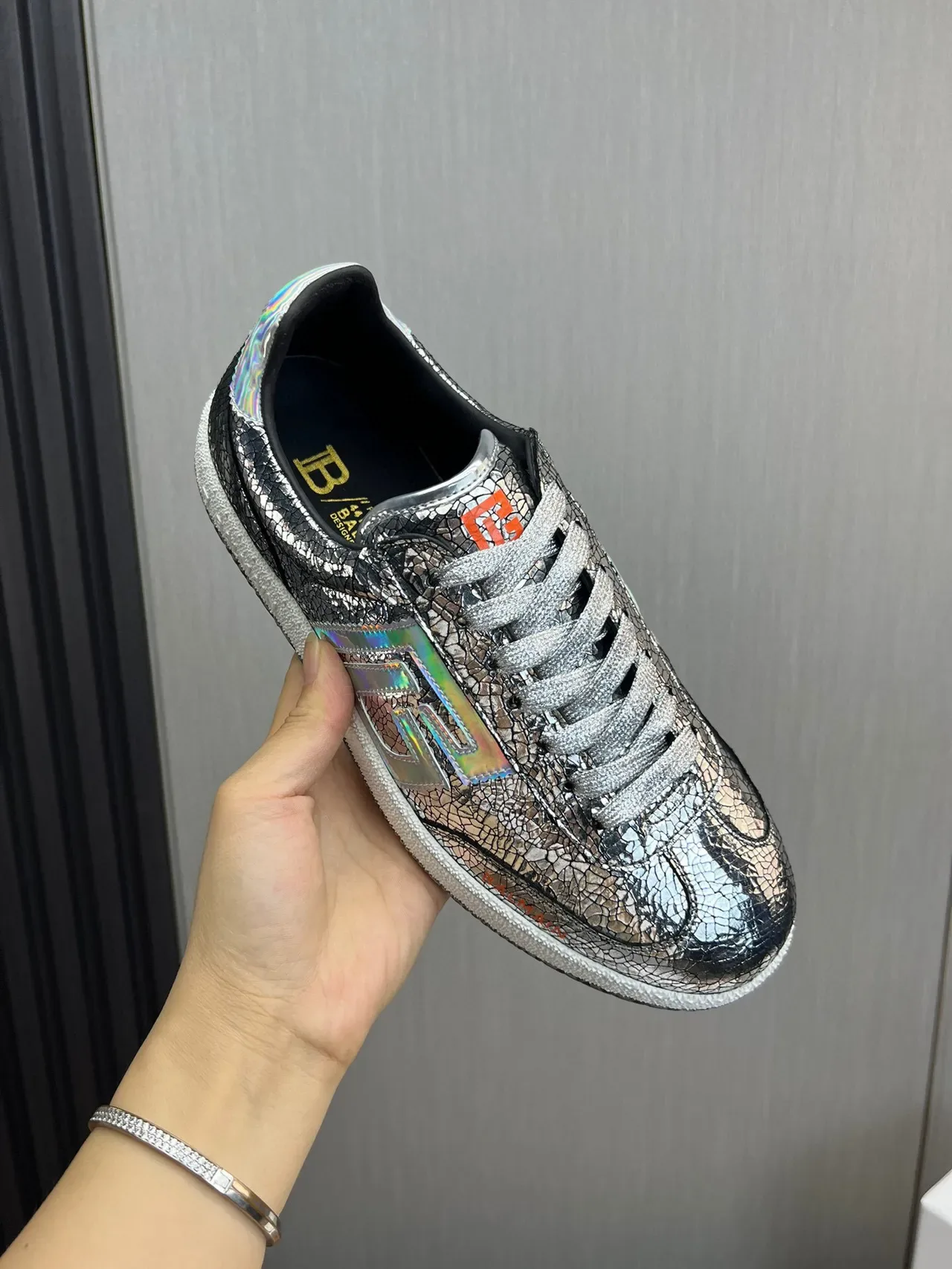 Balmain B-Court ফাটা ধাতব রূপালী হোলোগ্রাফিক লাইফস্টাইল স্নিকার্স 6