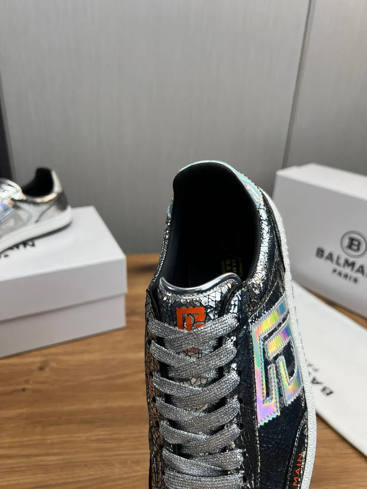 Balmain B-Court ফাটা ধাতব রূপালী হোলোগ্রাফিক লাইফস্টাইল স্নিকার্স 9