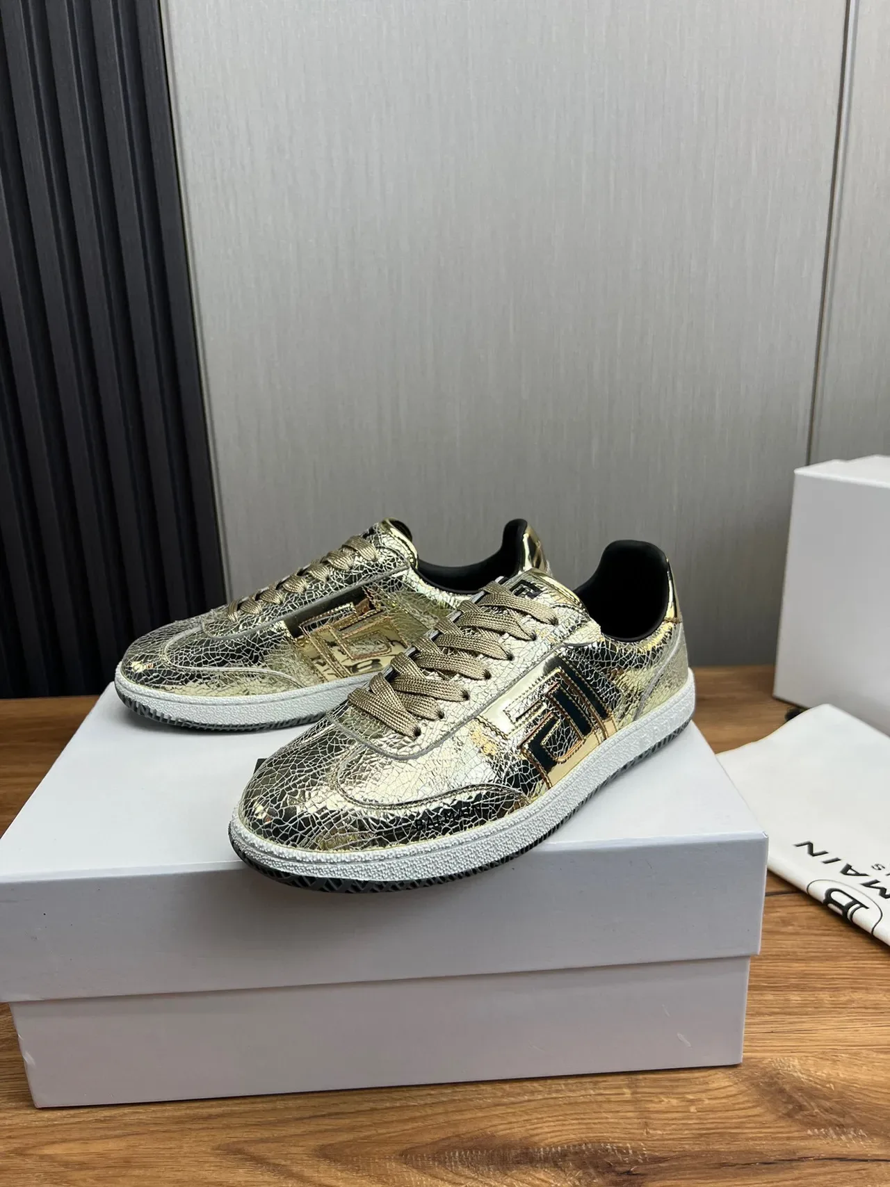 Balmain B-Court Sneakers Lifestyle Cuero Agrietado Metálico Oro Negro 3