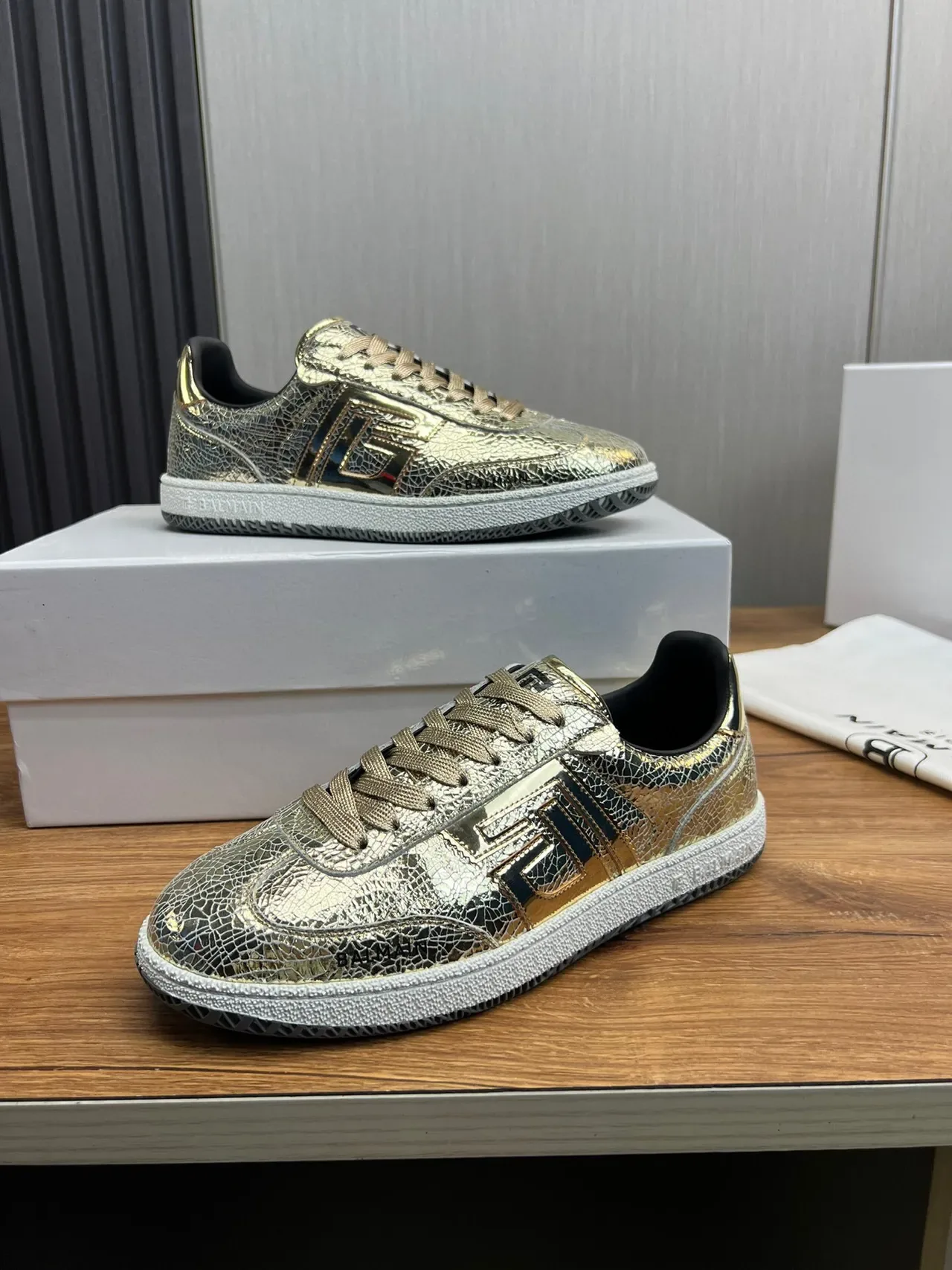 Balmain B-Court Sneakers Lifestyle Cuero Agrietado Metálico Oro Negro 4