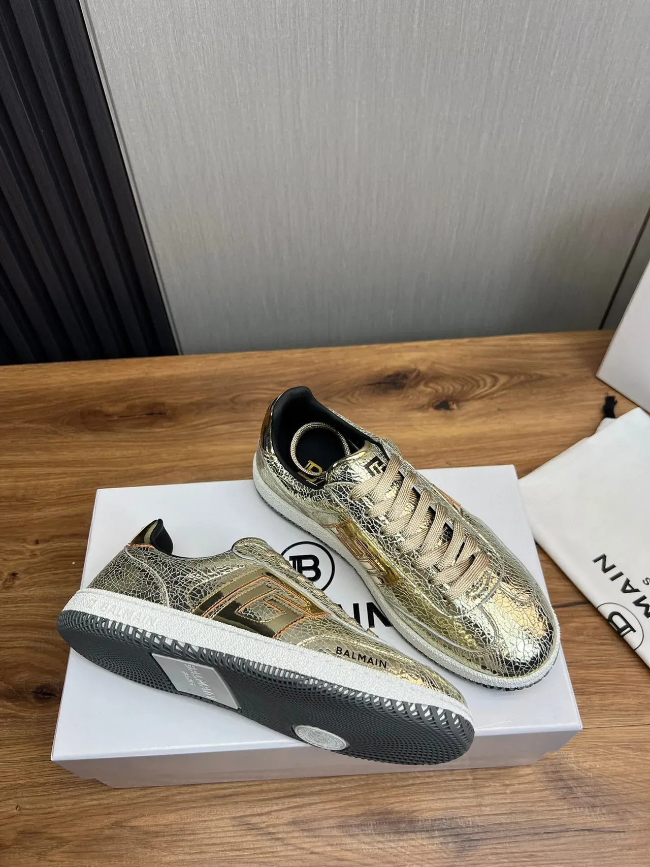 Balmain B-Court Sneakers Lifestyle Cuero Agrietado Metálico Oro Negro 6