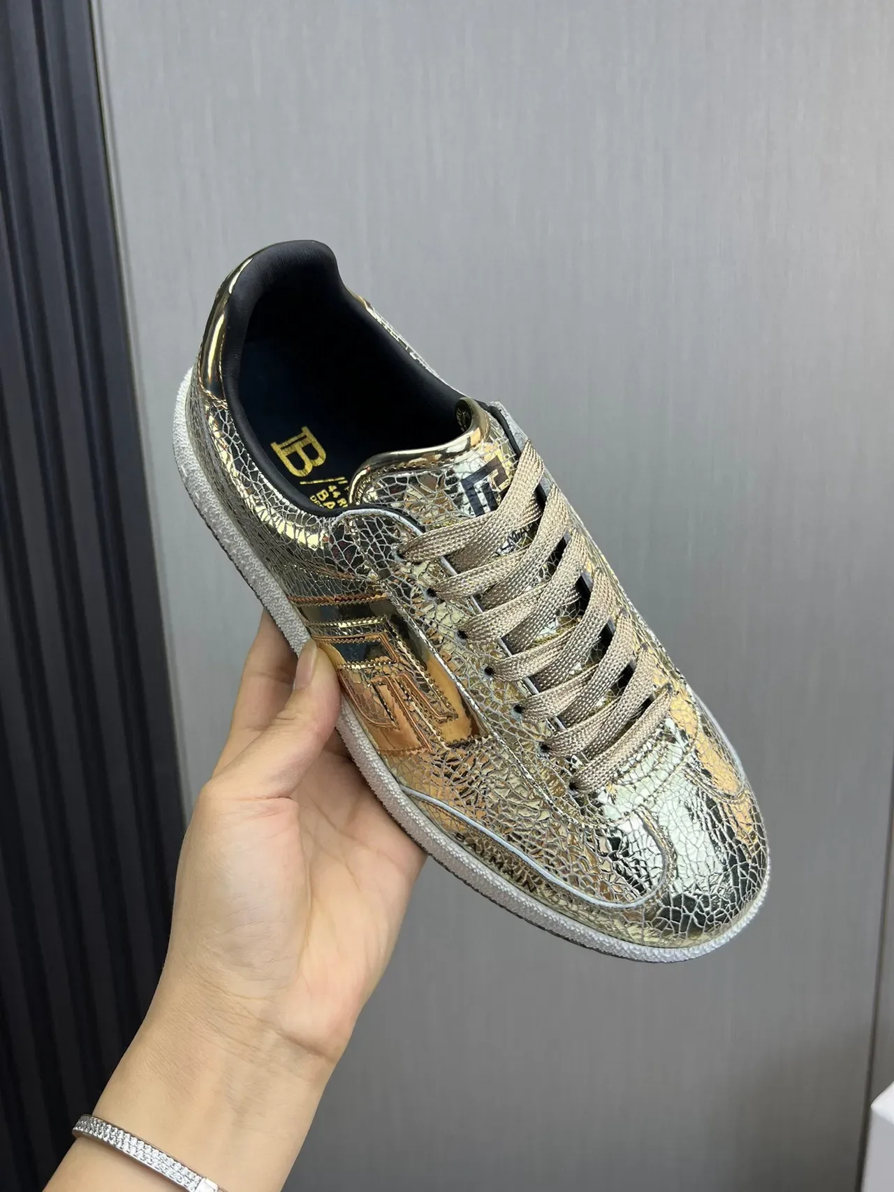 Balmain B-Court Sneakers Lifestyle Cuero Agrietado Metálico Oro Negro 8