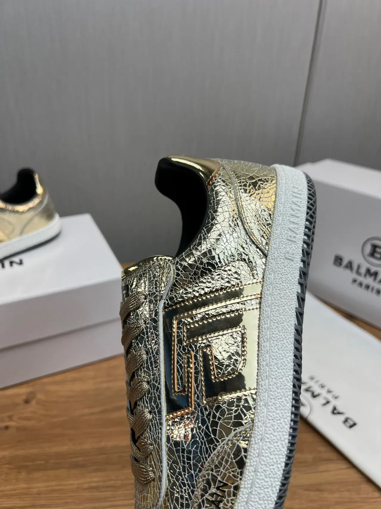 Balmain B-Court Sneakers Lifestyle Cuero Agrietado Metálico Oro Negro 9