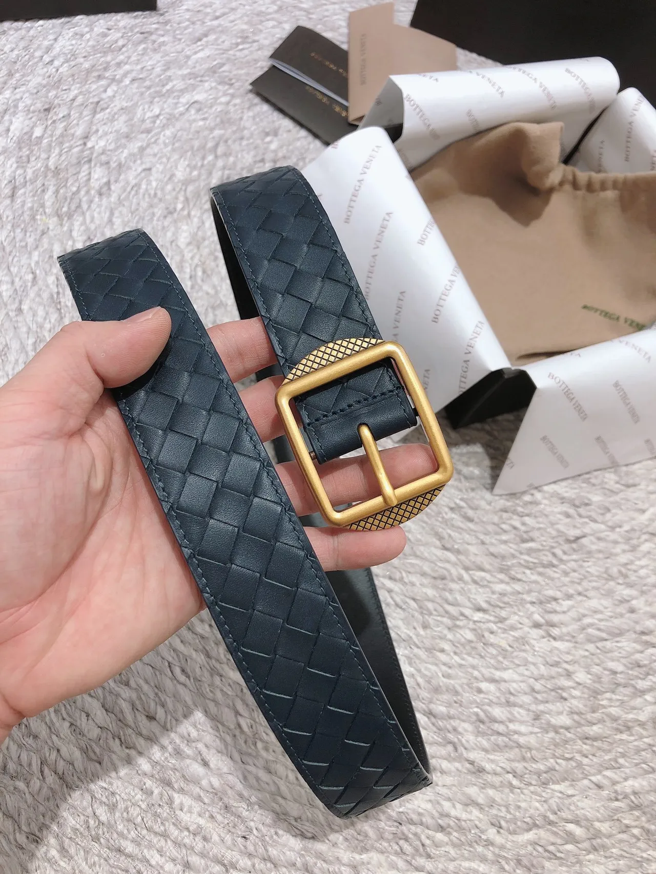 Bottega Veneta Cassette Intrecciato cinto de couro azul-marinho 2