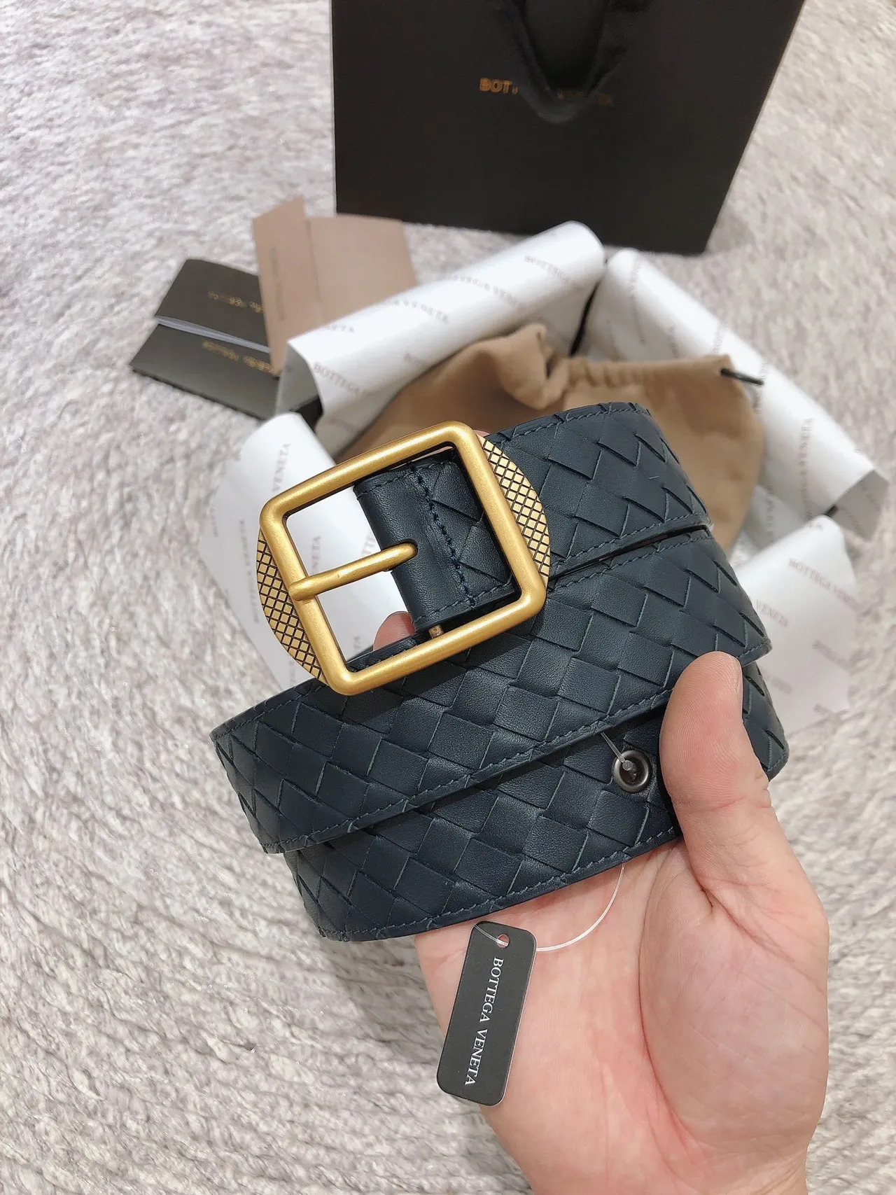 Bottega Veneta Cassette Intrecciato cinto de couro azul-marinho 6
