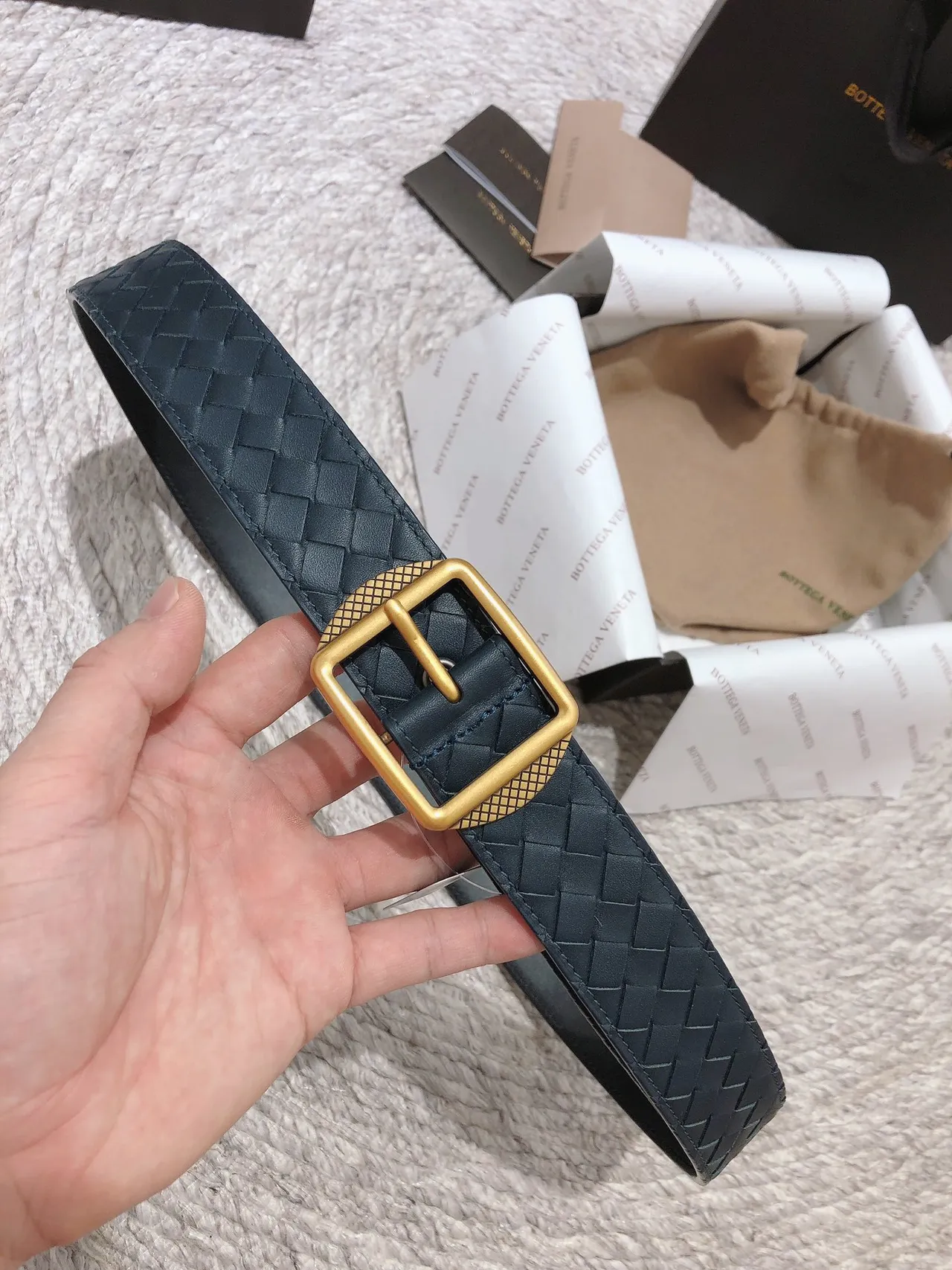 Bottega Veneta Cassette Intrecciato cinto de couro azul-marinho 7