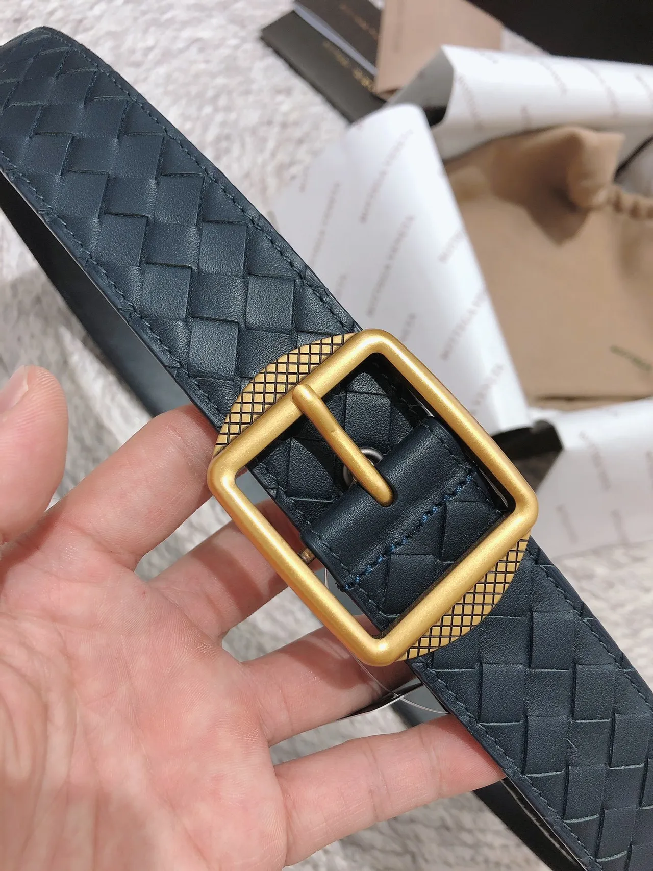 Bottega Veneta Cassette Intrecciato cinto de couro azul-marinho 8