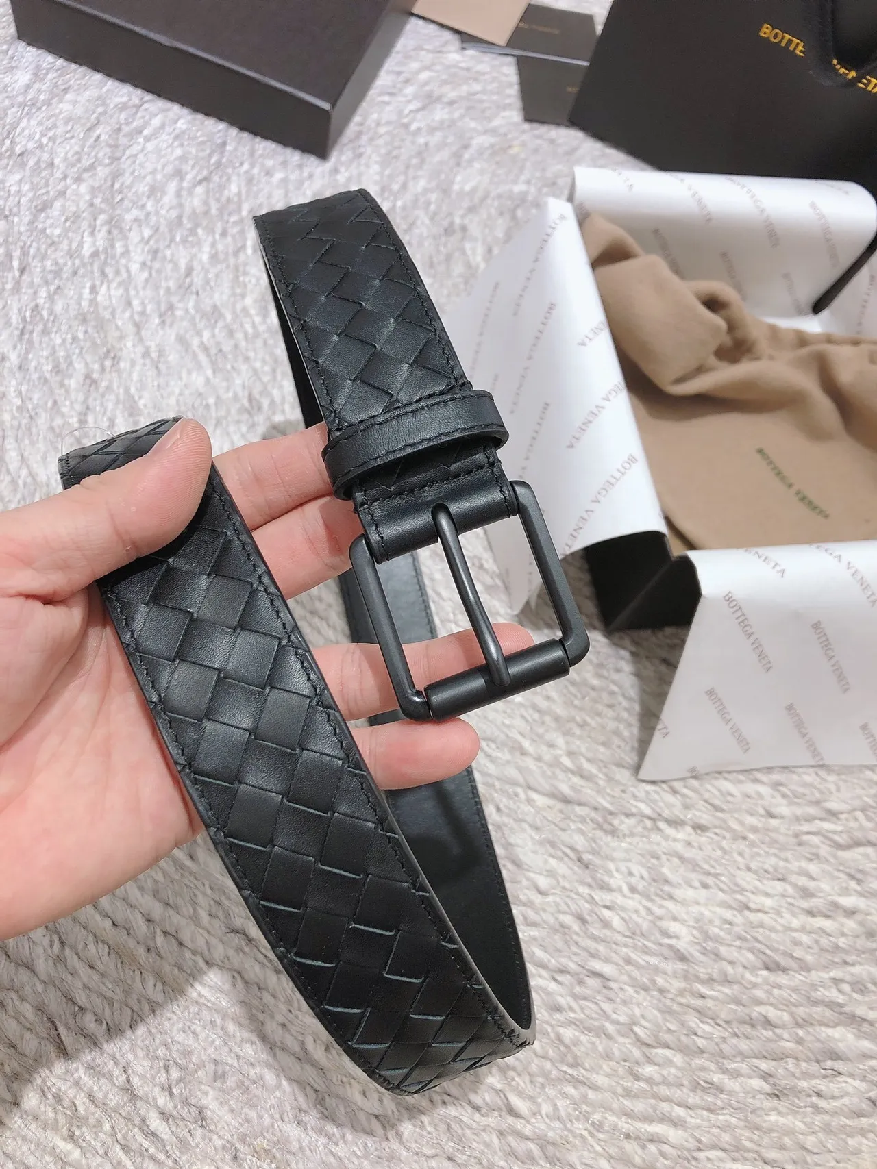 Bottega Veneta Intrecciato काली बुनी हुई मैट हार्डवेयर चमड़े की बेल्ट 2
