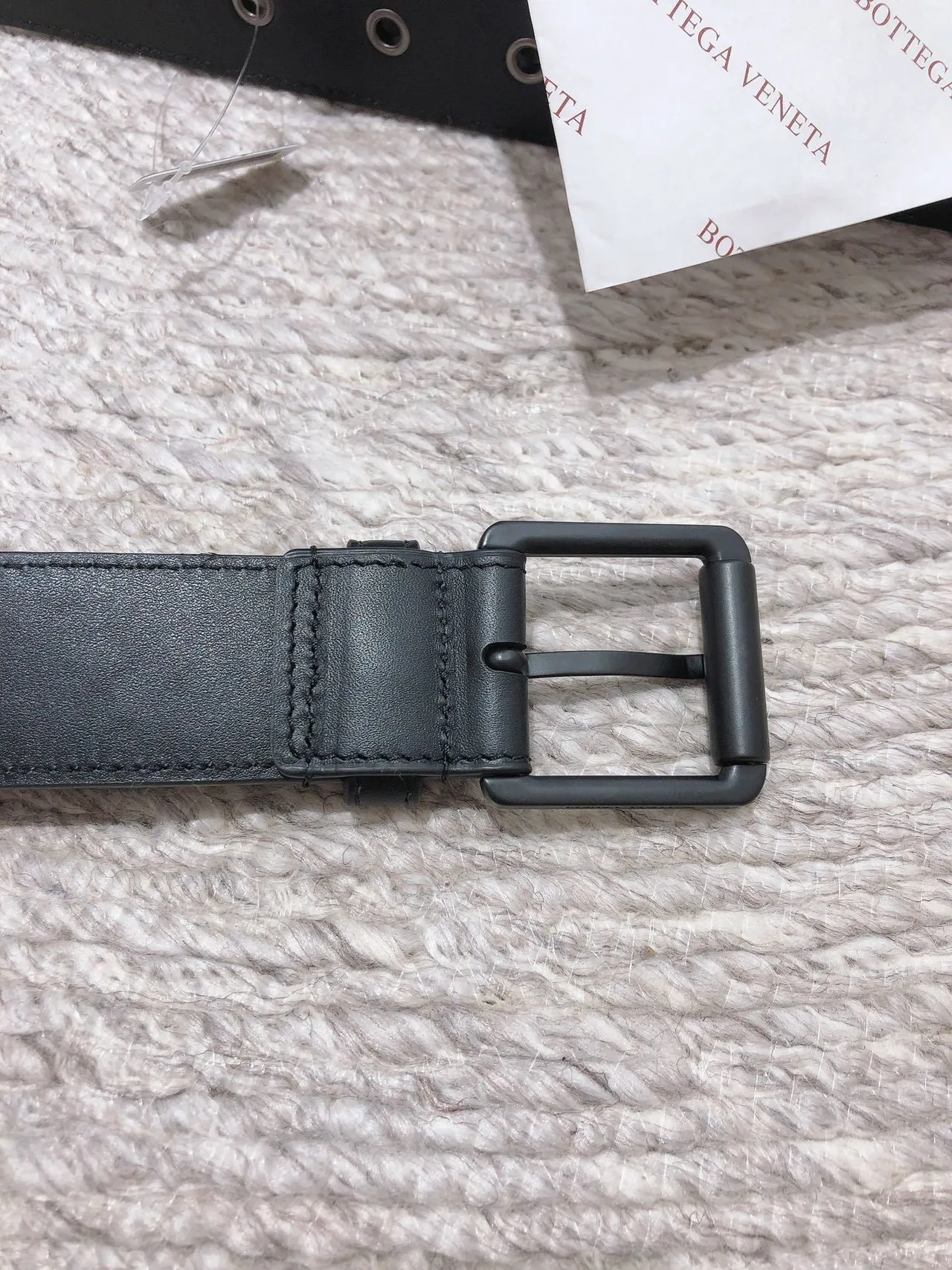 Bottega Veneta Intrecciato काली बुनी हुई मैट हार्डवेयर चमड़े की बेल्ट 3