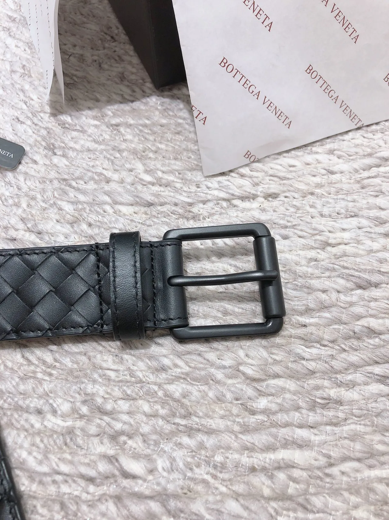 Bottega Veneta Intrecciato काली बुनी हुई मैट हार्डवेयर चमड़े की बेल्ट 4
