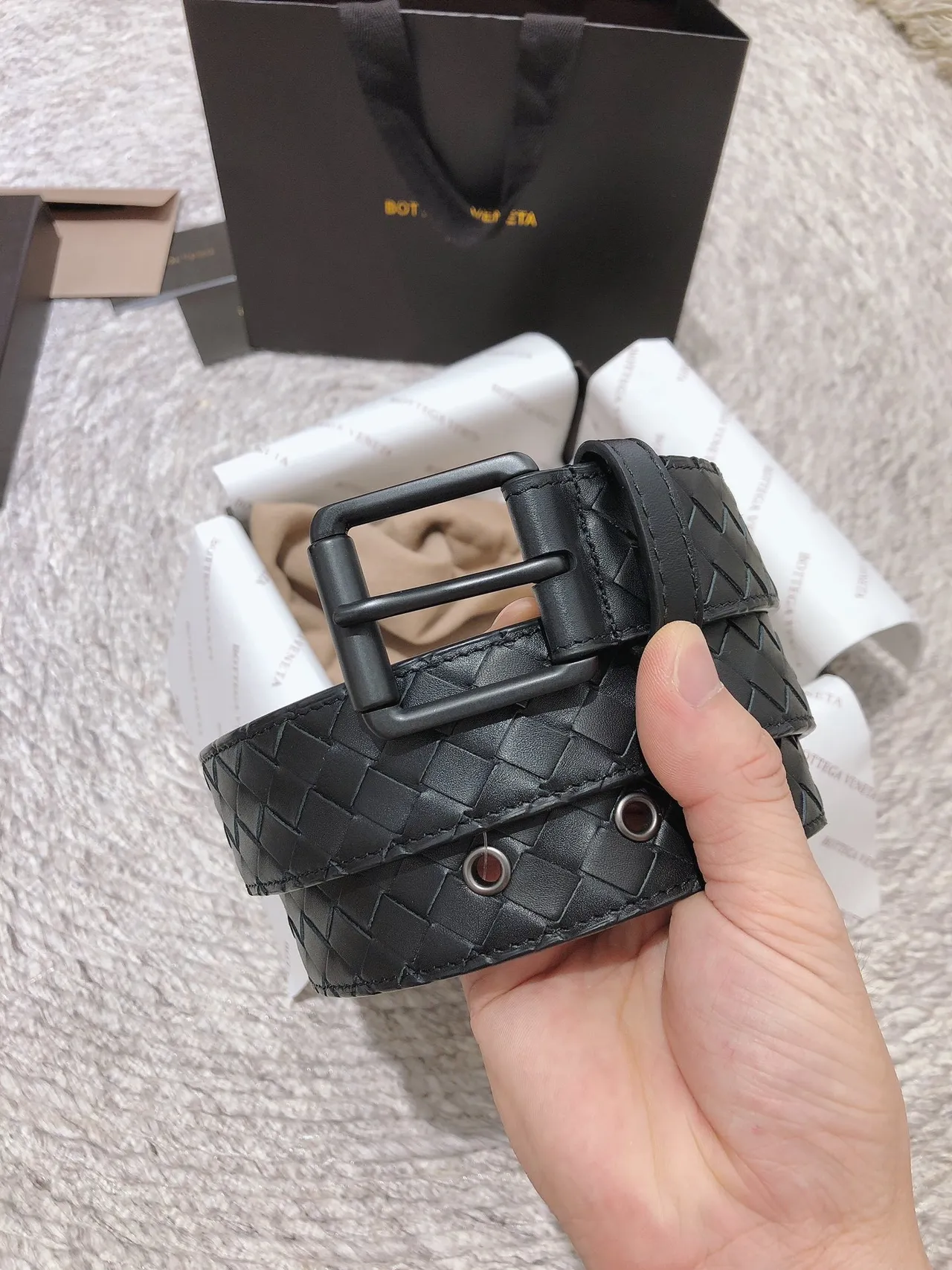 Bottega Veneta Intrecciato काली बुनी हुई मैट हार्डवेयर चमड़े की बेल्ट 6