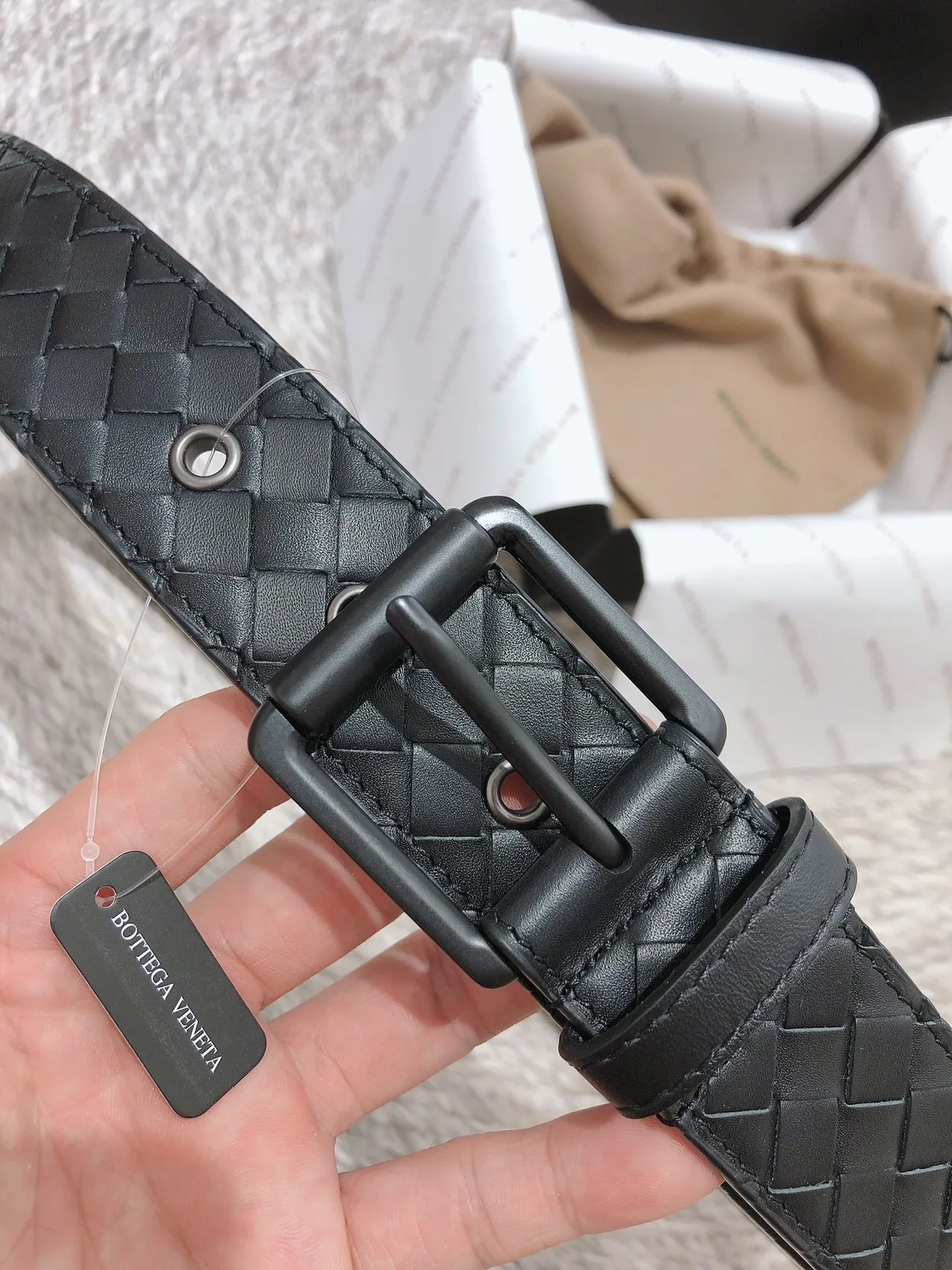 Bottega Veneta Intrecciato काली बुनी हुई मैट हार्डवेयर चमड़े की बेल्ट 7