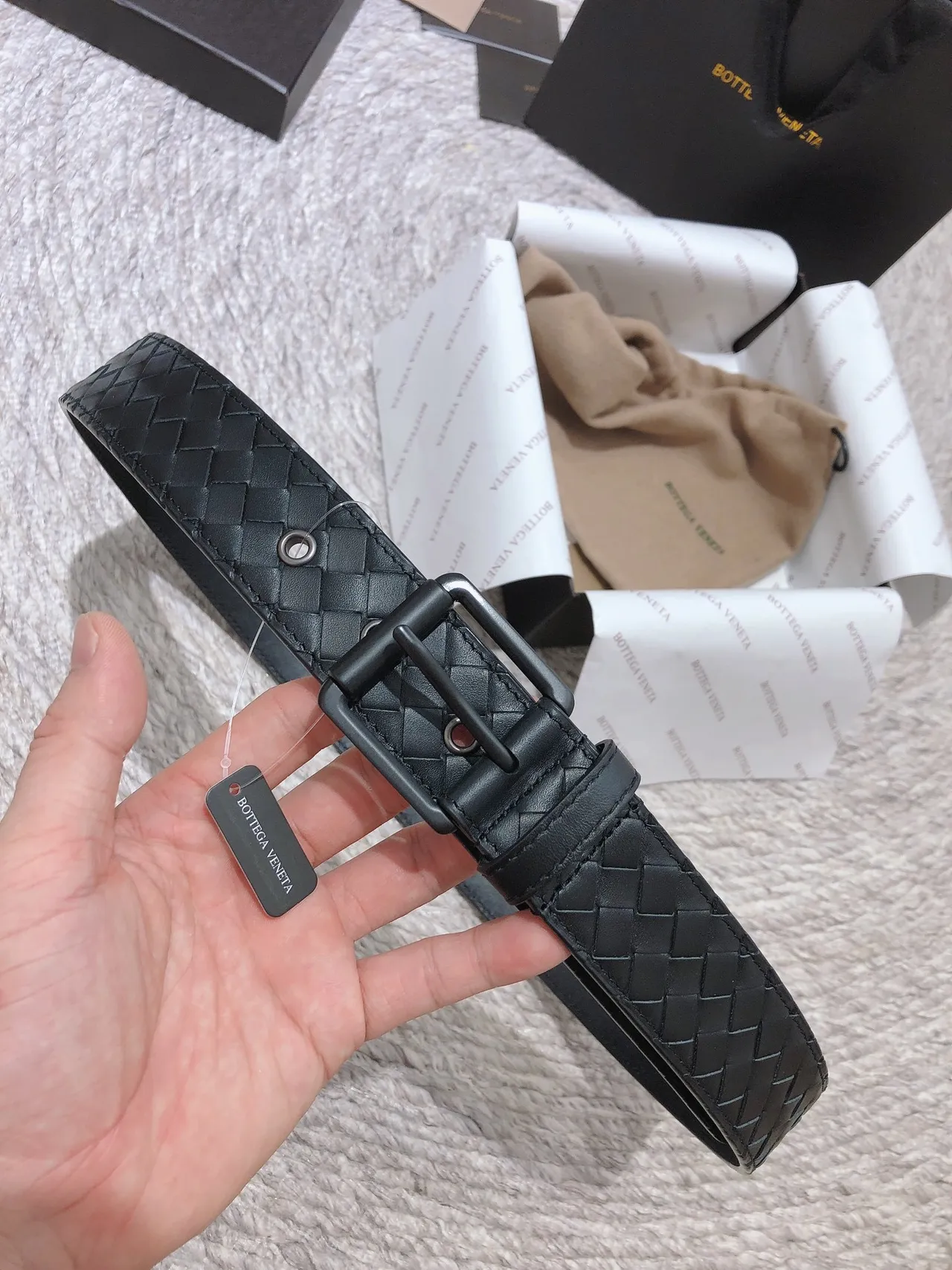 Bottega Veneta Intrecciato काली बुनी हुई मैट हार्डवेयर चमड़े की बेल्ट 8
