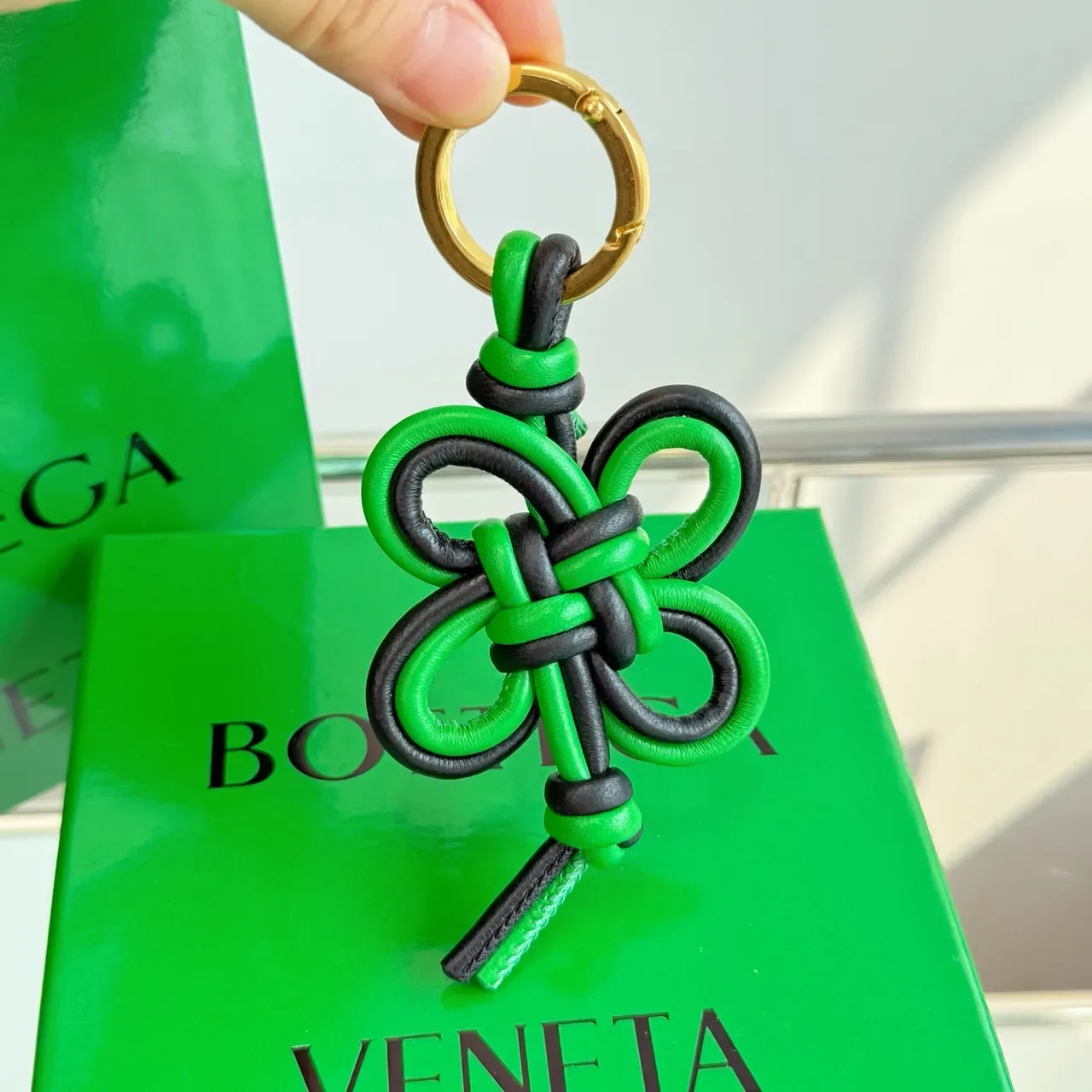 Porte-clés et bracelet en cuir Bottega Veneta Knot vert et noir 2