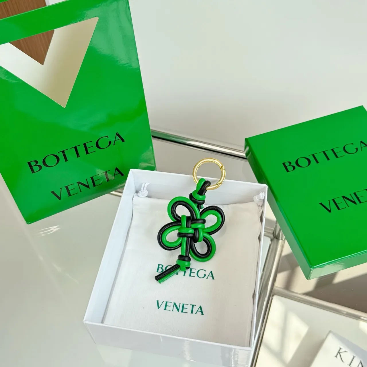 Porte-clés et bracelet en cuir Bottega Veneta Knot vert et noir 3