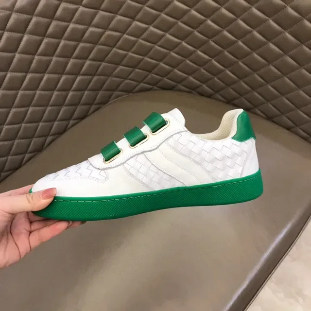 Bottega Veneta tênis brancos verdes couro trançado superior fechamento velcro triplo lifestyle 2