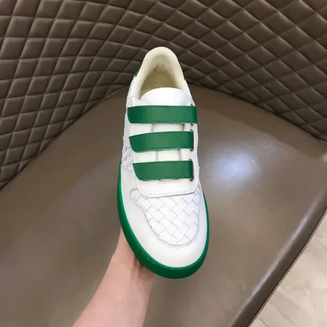 Bottega Veneta tênis brancos verdes couro trançado superior fechamento velcro triplo lifestyle 4