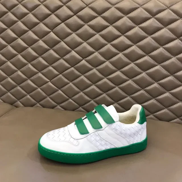Bottega Veneta tênis brancos verdes couro trançado superior fechamento velcro triplo lifestyle 5