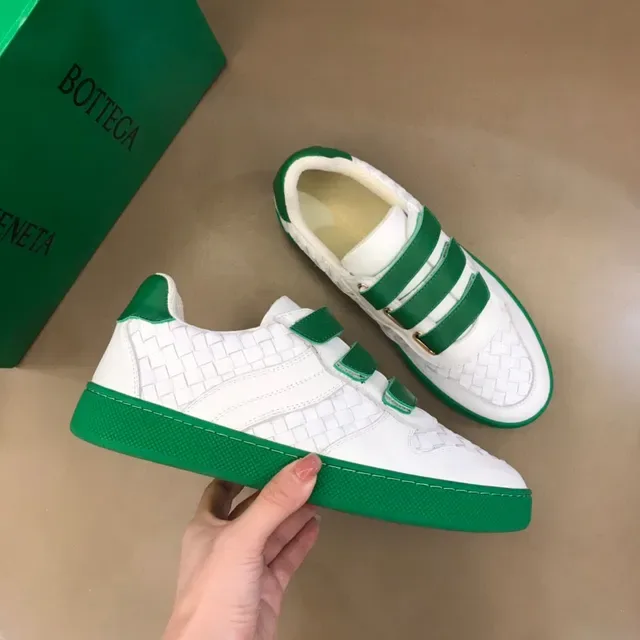 Bottega Veneta tênis brancos verdes couro trançado superior fechamento velcro triplo lifestyle 6