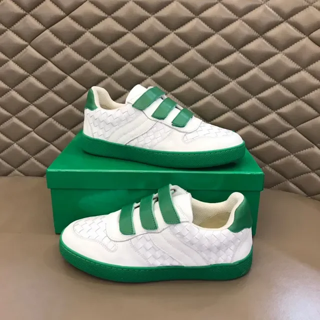 Bottega Veneta tênis brancos verdes couro trançado superior fechamento velcro triplo lifestyle 7