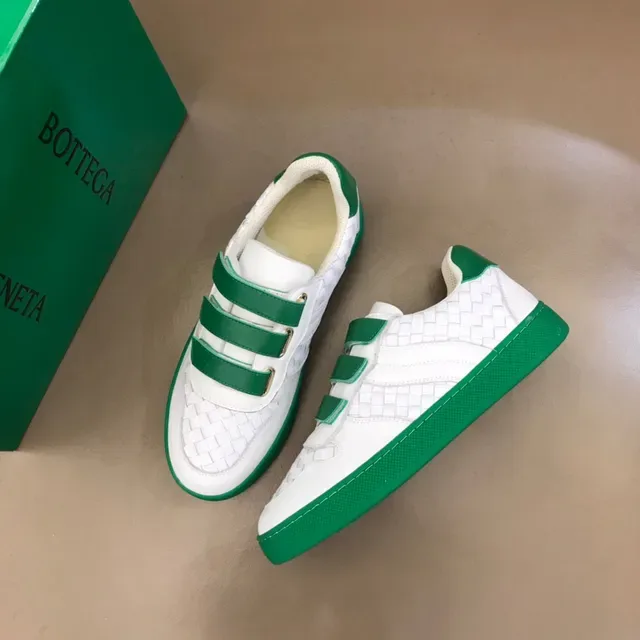 Bottega Veneta tênis brancos verdes couro trançado superior fechamento velcro triplo lifestyle 8