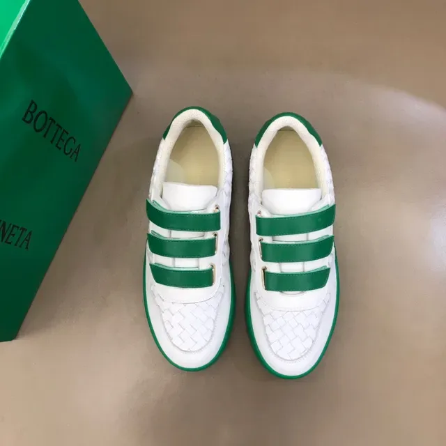 Bottega Veneta tênis brancos verdes couro trançado superior fechamento velcro triplo lifestyle 9