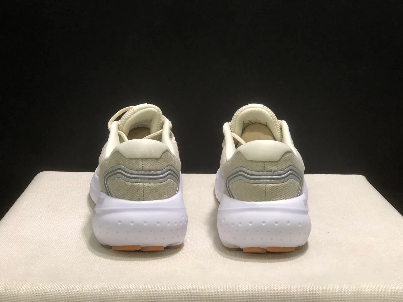 Brooks Glycerin Off-White and Gum Tênis de corrida 4