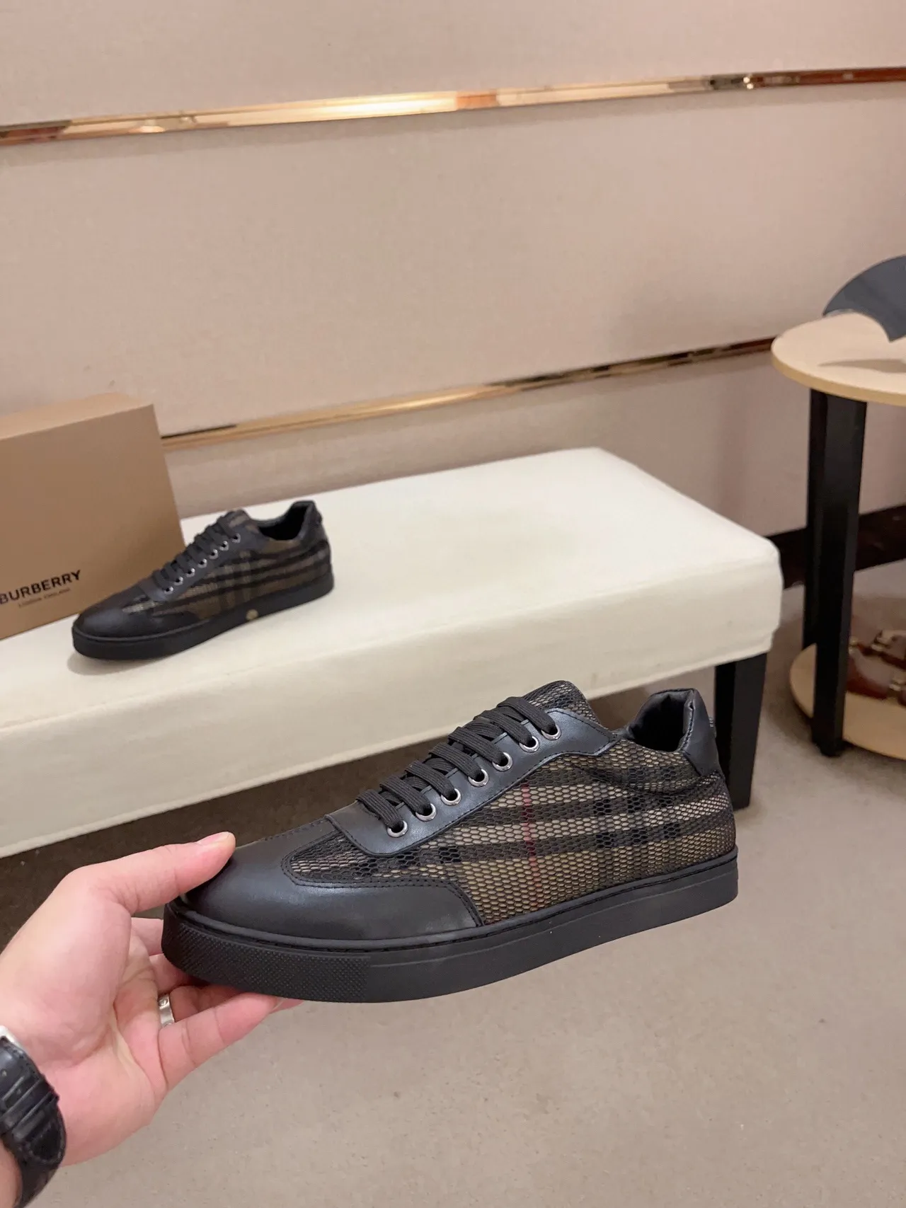 Burberry أحذية أسلوب حياة سوداء وبيج مع شبكة بانلز وحواف جلدية 4