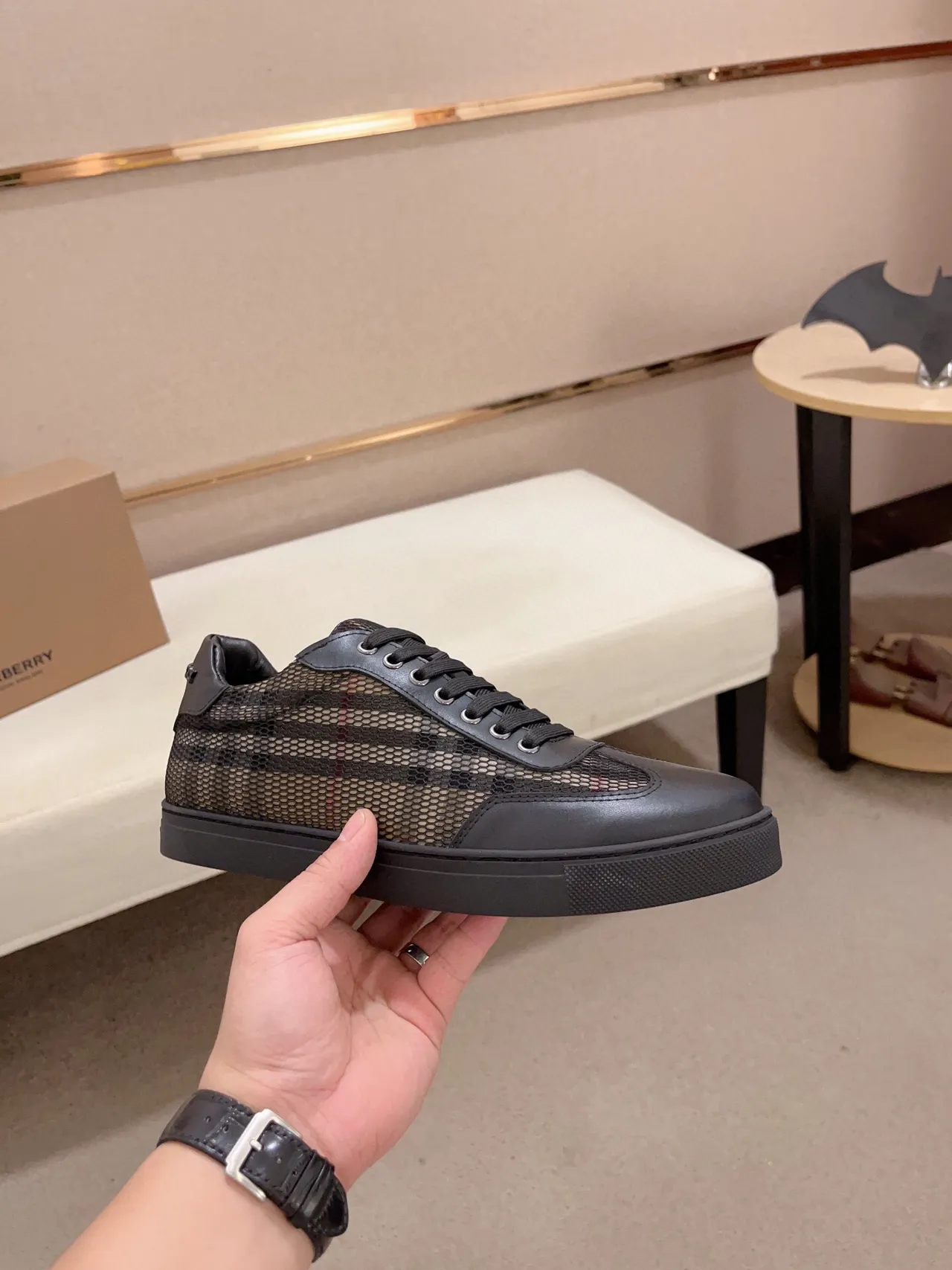 Burberry أحذية أسلوب حياة سوداء وبيج مع شبكة بانلز وحواف جلدية 5