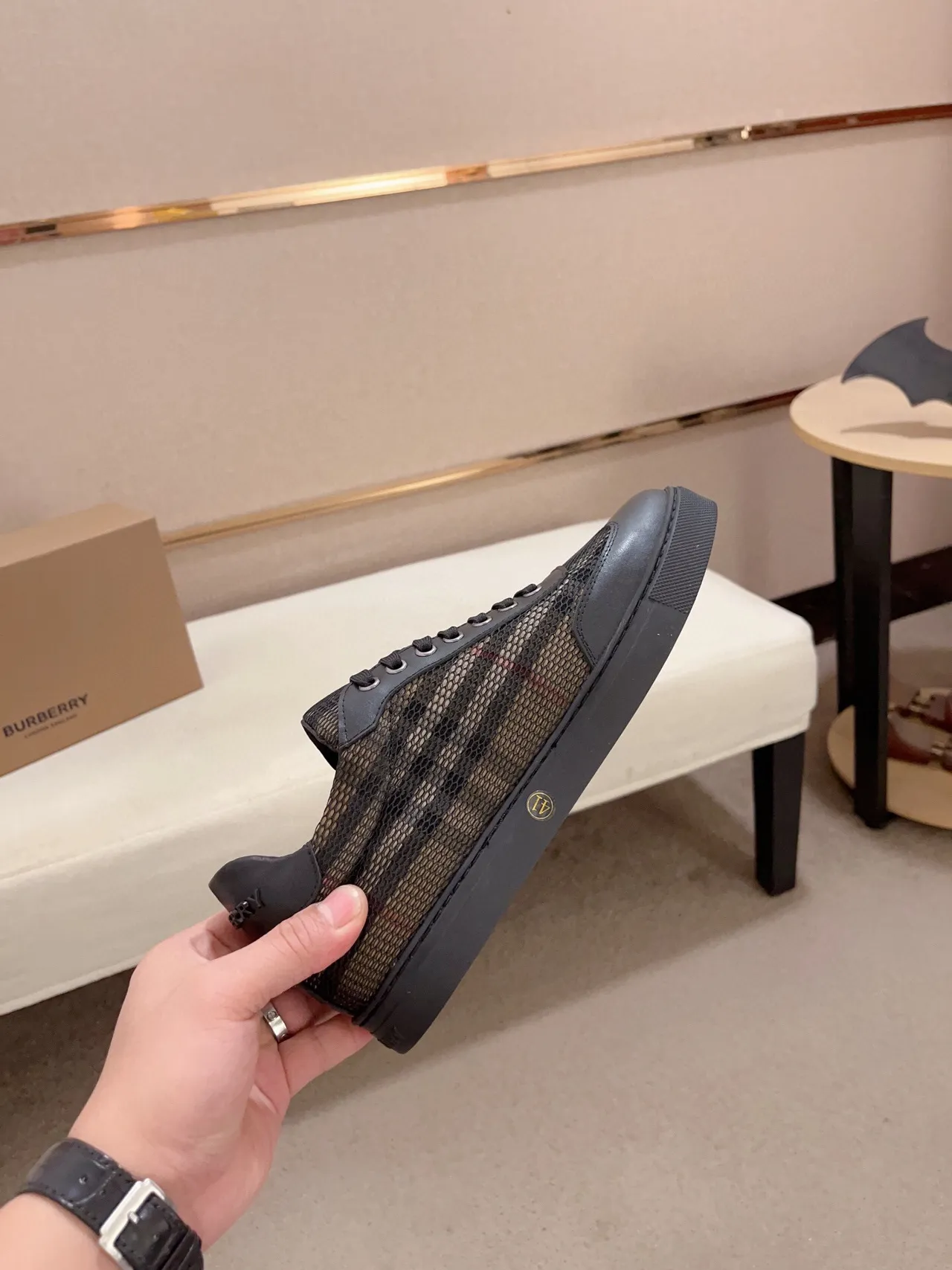 Burberry أحذية أسلوب حياة سوداء وبيج مع شبكة بانلز وحواف جلدية 6