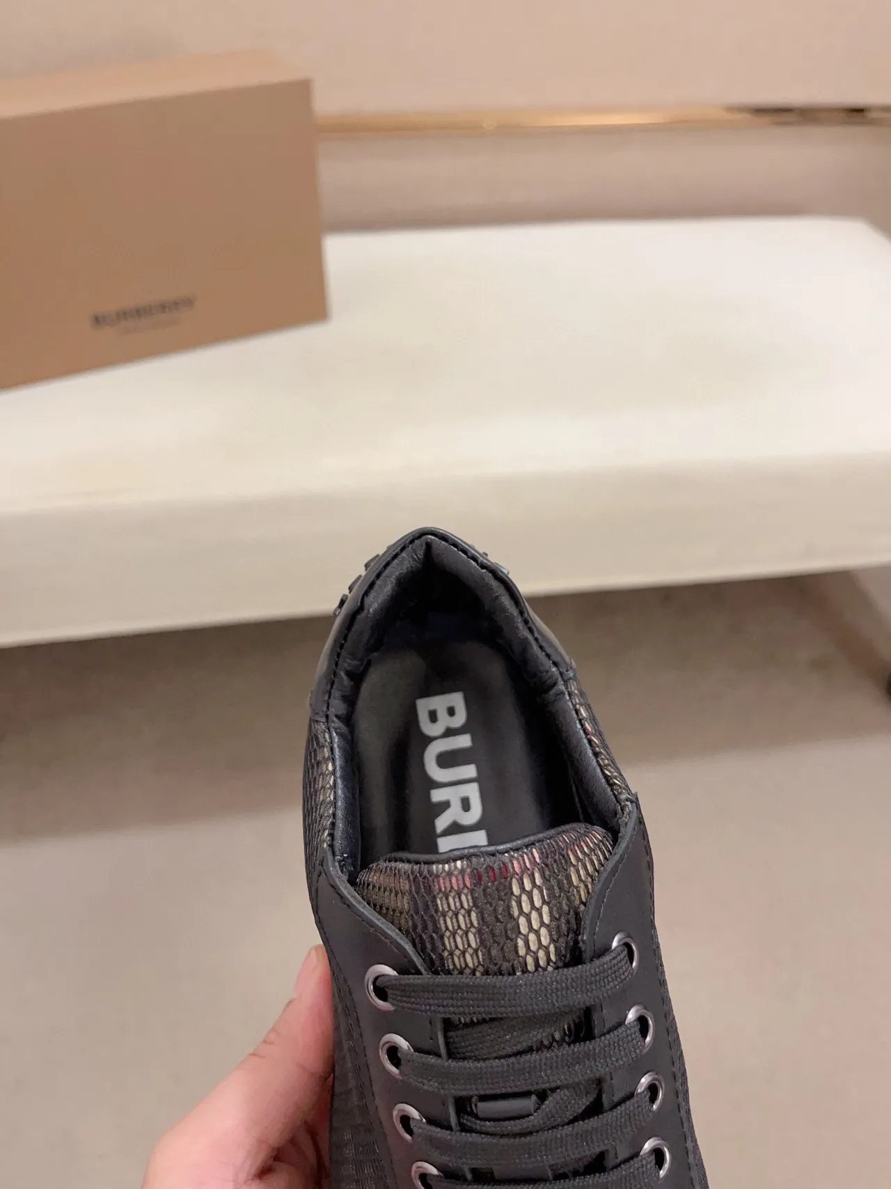 Burberry أحذية أسلوب حياة سوداء وبيج مع شبكة بانلز وحواف جلدية 7