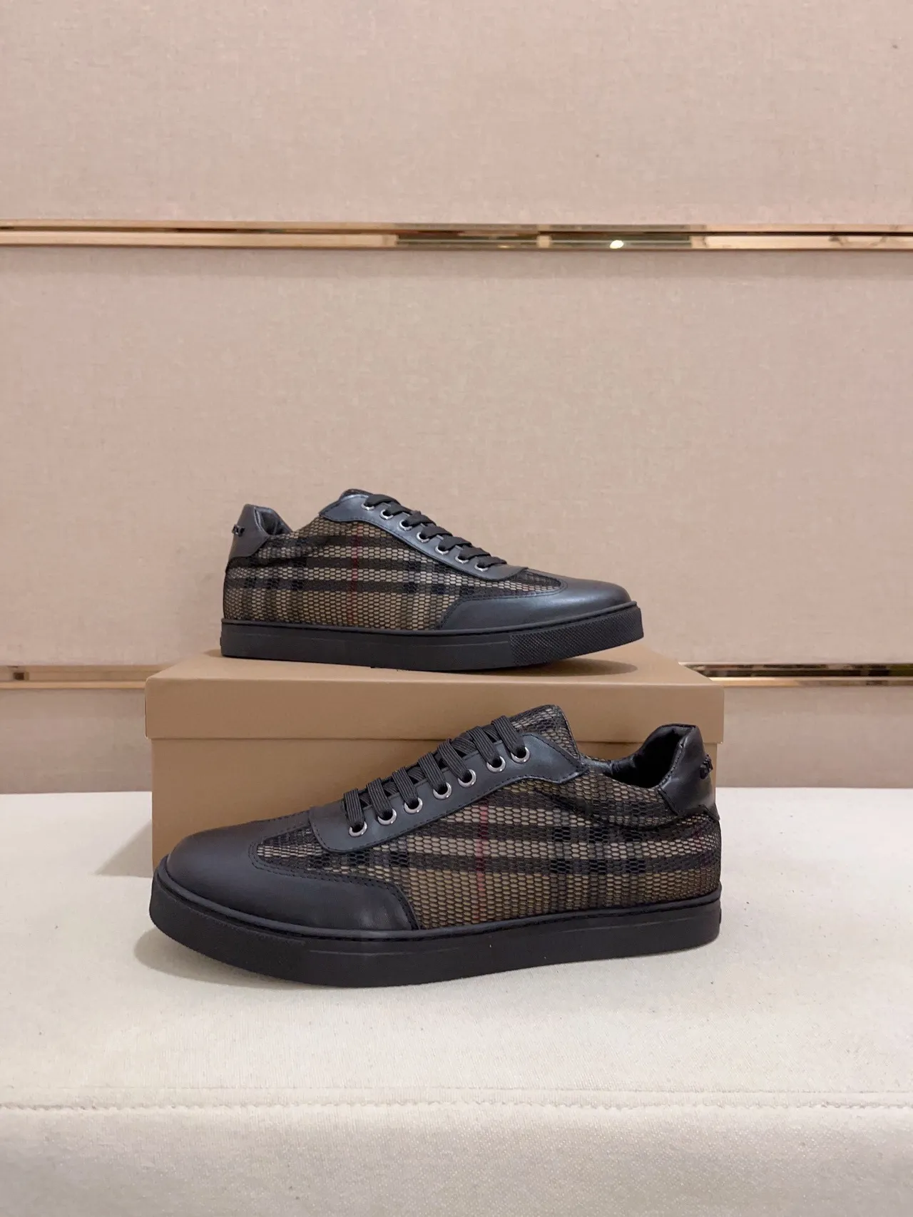 Burberry أحذية أسلوب حياة سوداء وبيج مع شبكة بانلز وحواف جلدية 8