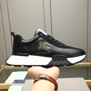 Burberry Knight حذاء رياضي أسود جلدي بشعار ذهبي ستايل حياة
