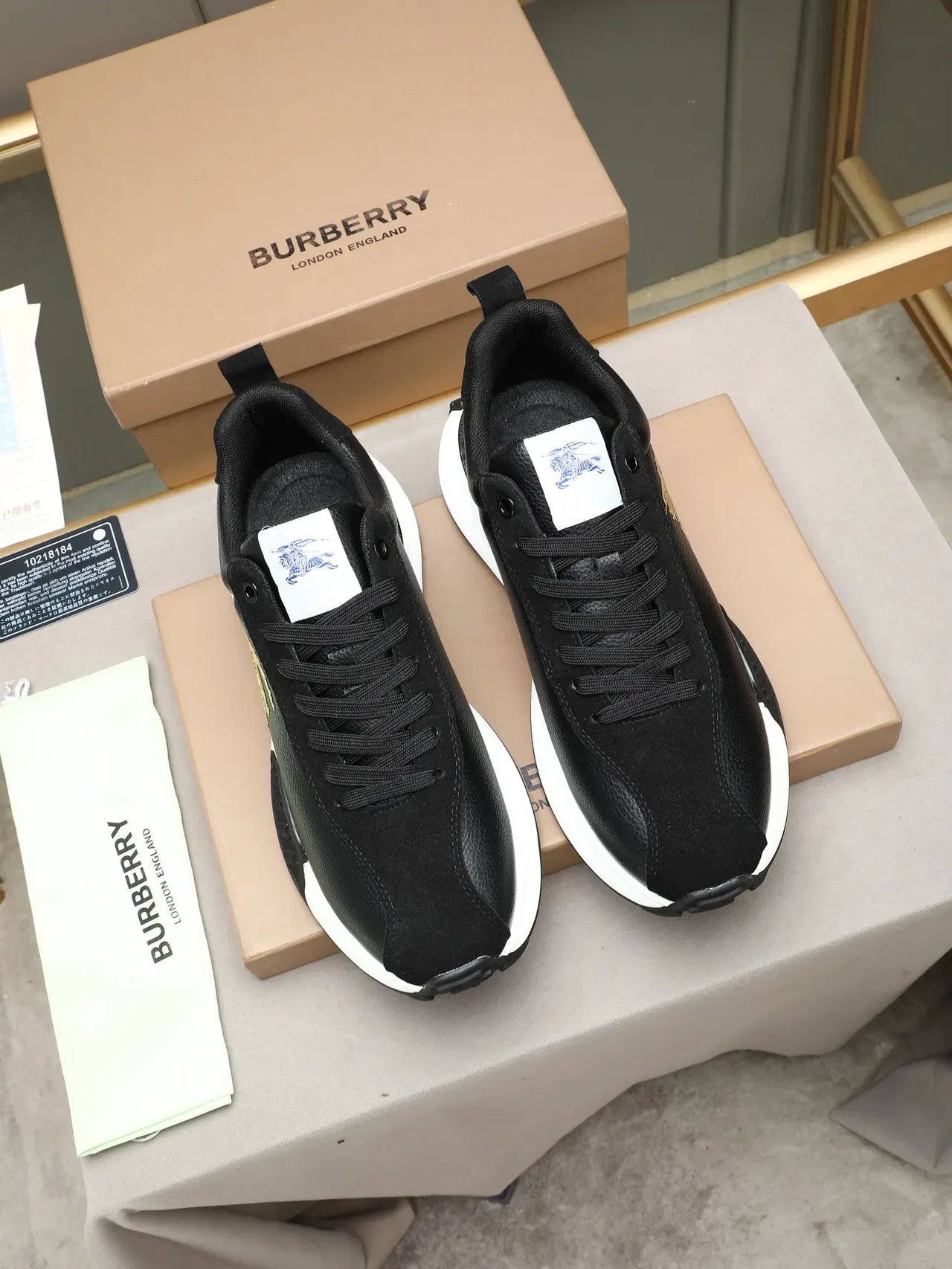 Burberry Knight Sneakers Lifestyle en Cuir Noir avec Emblème en Or 3