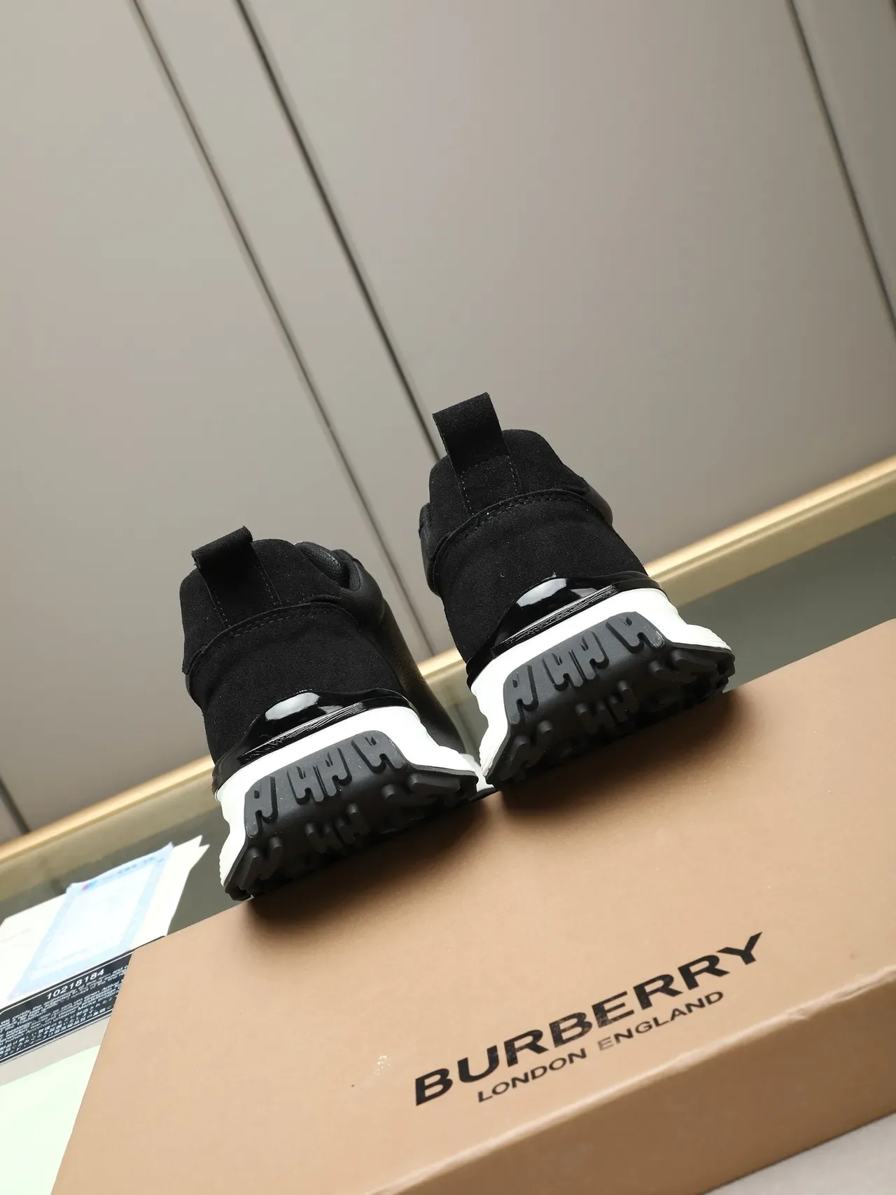 Burberry Knight Sneakers Lifestyle en Cuir Noir avec Emblème en Or 4