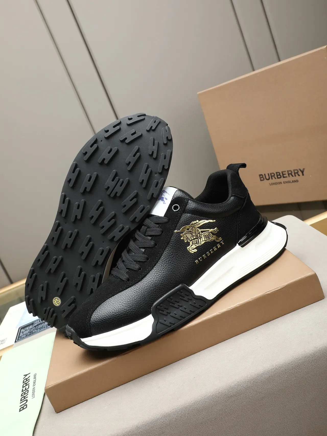 Burberry Knight Sneakers Lifestyle en Cuir Noir avec Emblème en Or 5