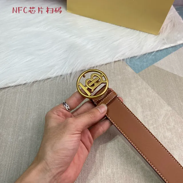 Burberry Knight Cinto de Couro Liso Tan com Fivela Circular de Monograma Marrom Dourado 2