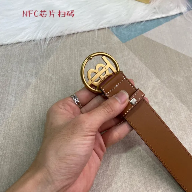 Burberry Knight Cinto de Couro Liso Tan com Fivela Circular de Monograma Marrom Dourado 6