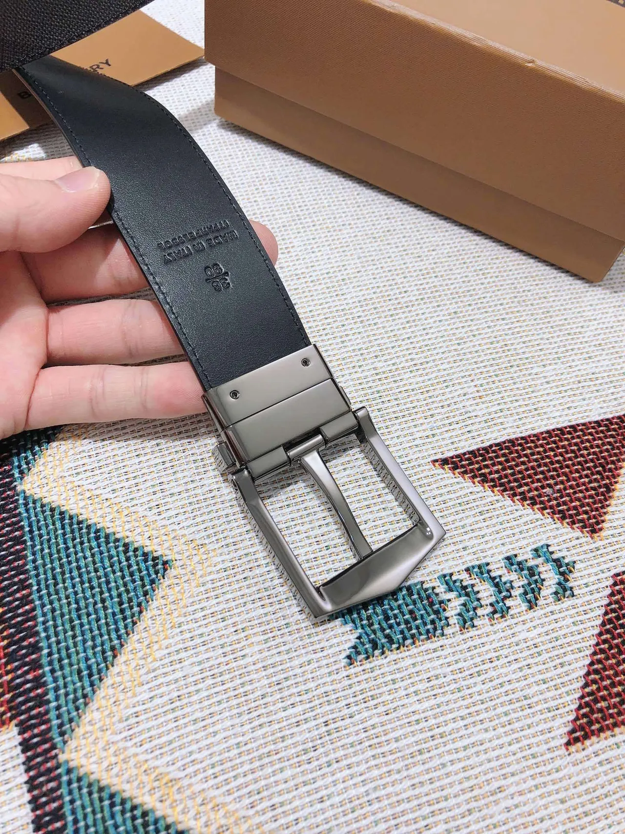 Burberry নাইট উল্টনযোগ্য জ্যামেট্রিক চেক চামড়ার বেল্ট 4