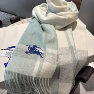 Burberry Knight স্কার্ফ আইস ব্লু এবং অফ-হোয়াইট ক্যাশমিয়ার স্কার্ফ