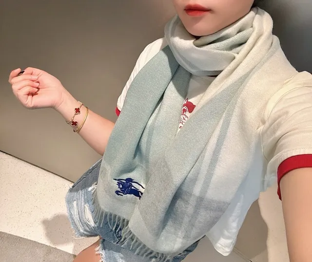 Burberry Knight وشاح أزرق جليدي ووشاح كشمير أبيض كريمي 2